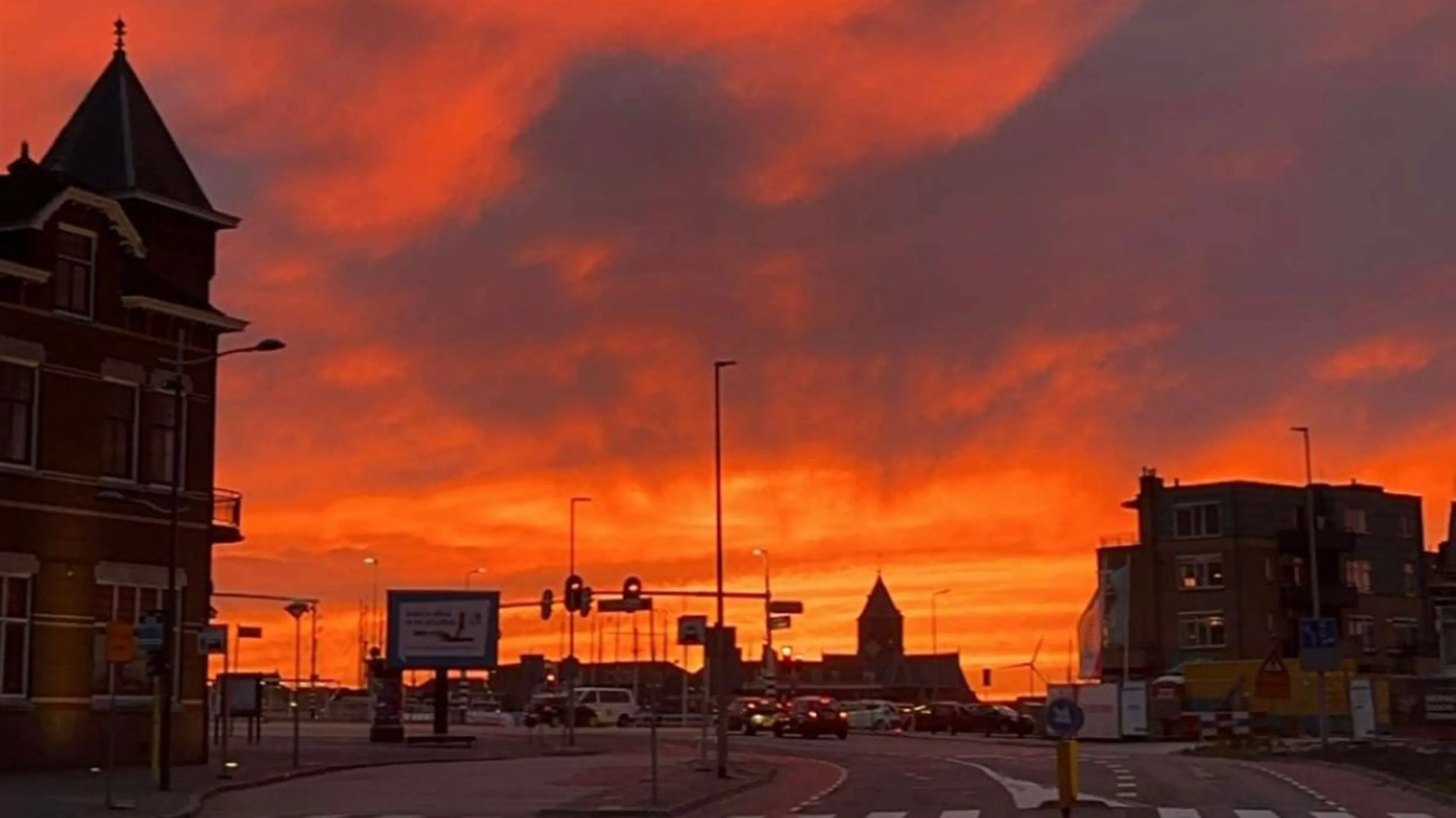 Prachtige zonsondergang kleurt Nederland oranje: 'Het lijkt wel een fik!'