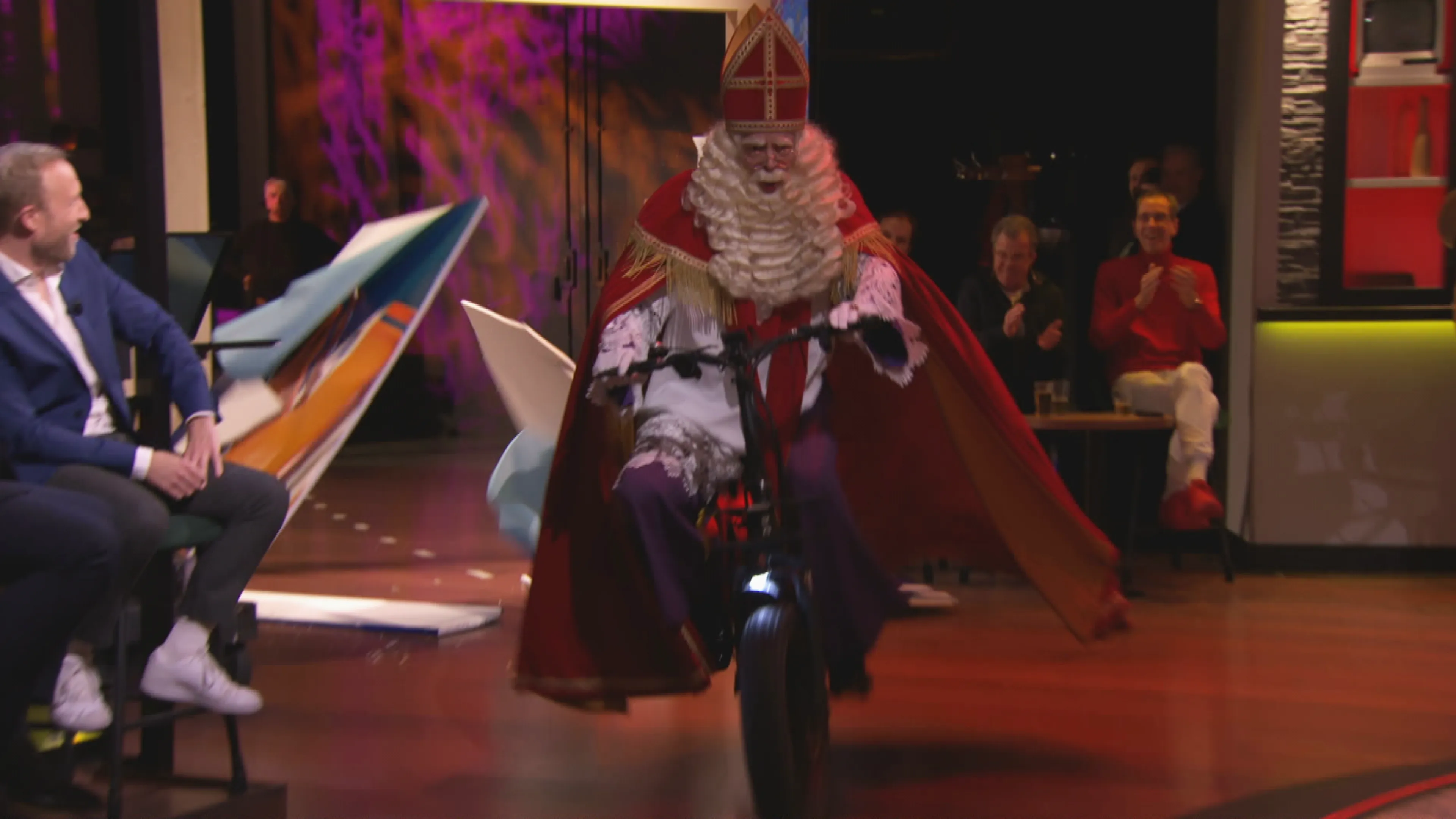 Sinterklaas stormt Vandaag Inside-studio binnen: 'Jezus Christus, kijk uit'