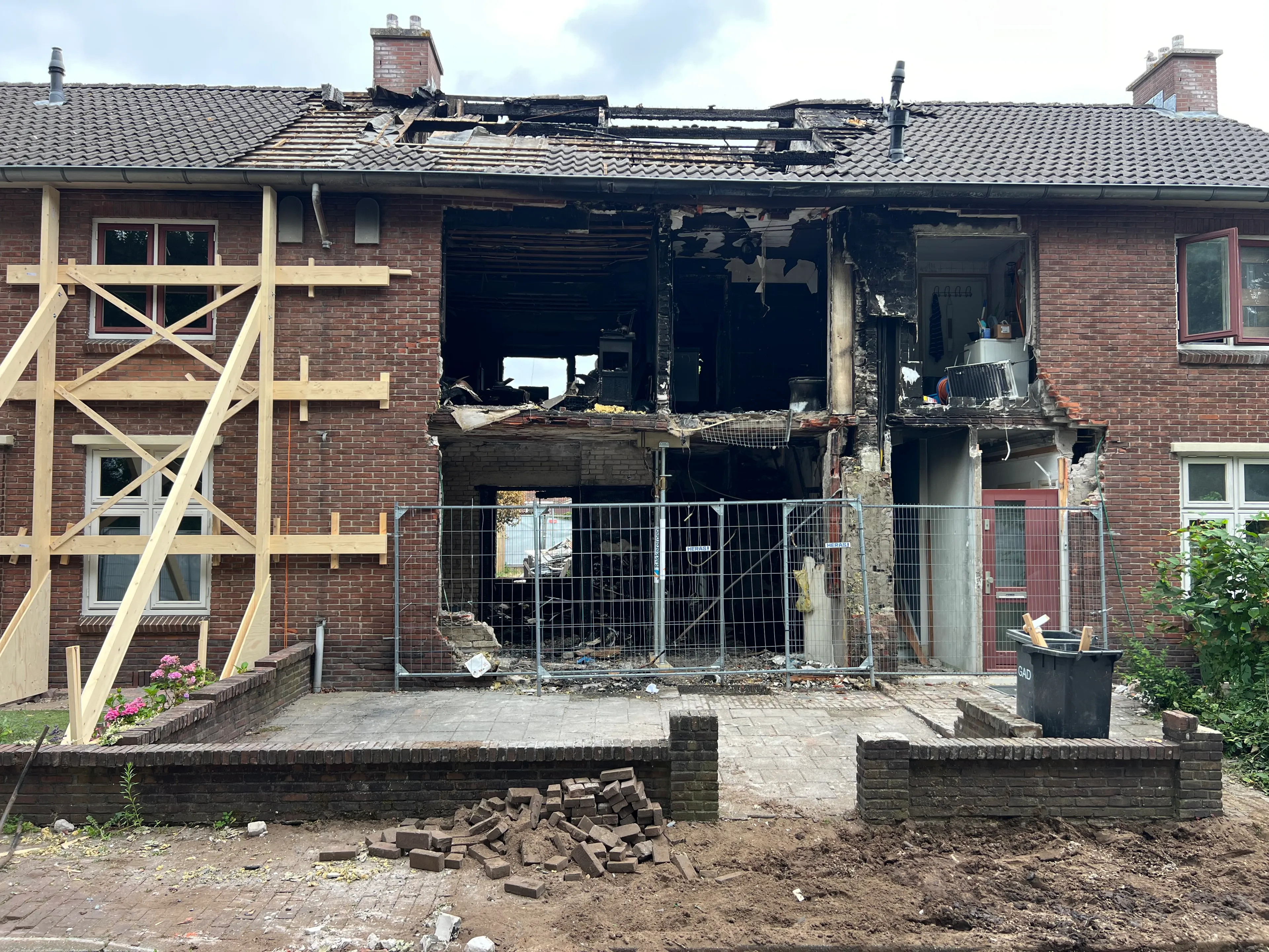 Acht woningen niet meer te redden na grote brand en explosie in Huizen