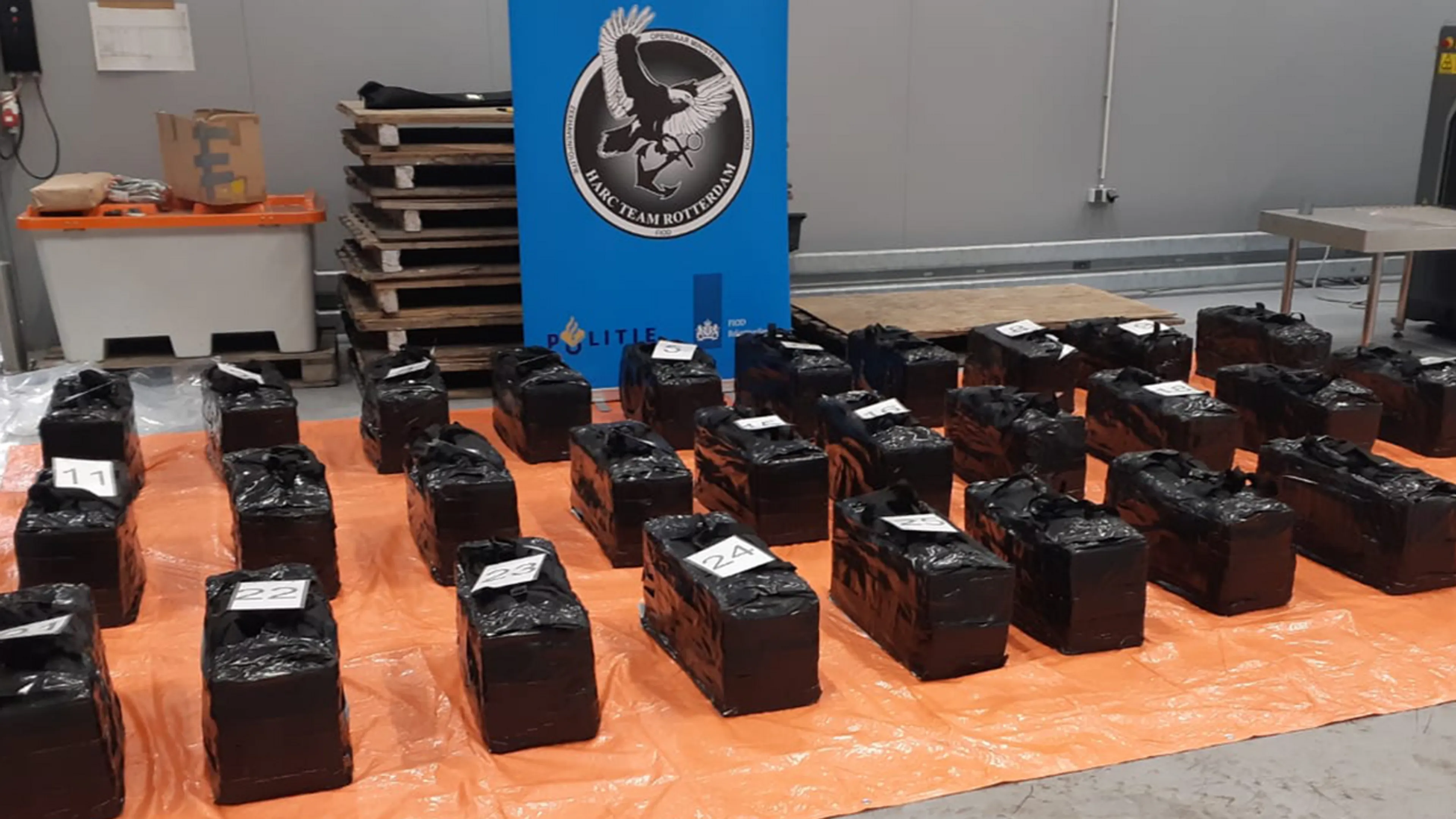 1069 kilo cocaïne gevonden tussen bier en Volkswagen busjes in de Rotterdamse haven