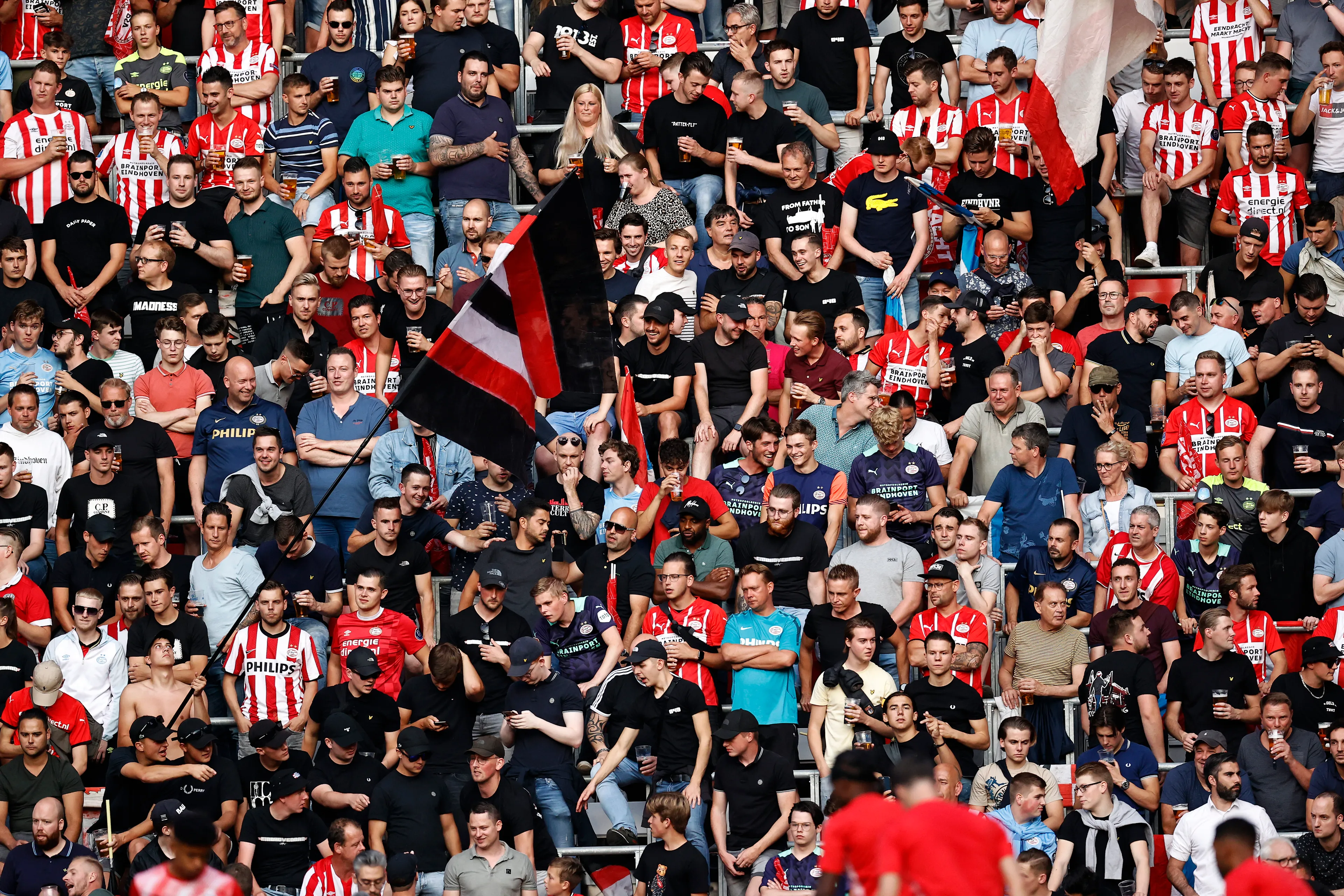 PSV-fans in Oostenrijk opgepakt voor slaan en schoppen man
