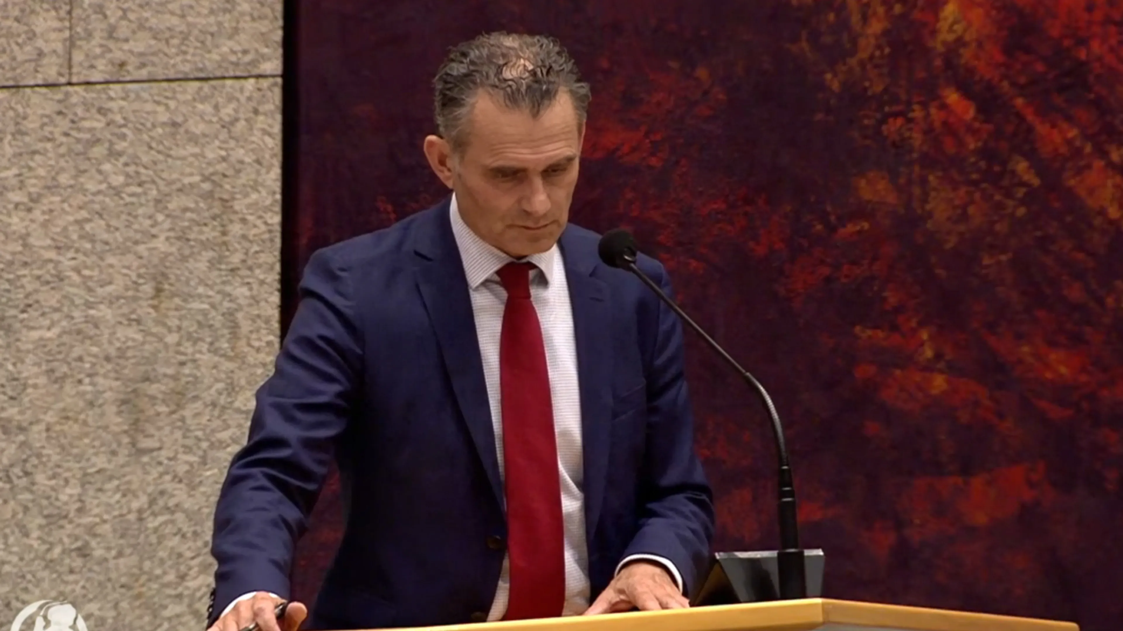 Kamerlid Tom van der Lee wordt onwel tijdens debat in Tweede Kamer