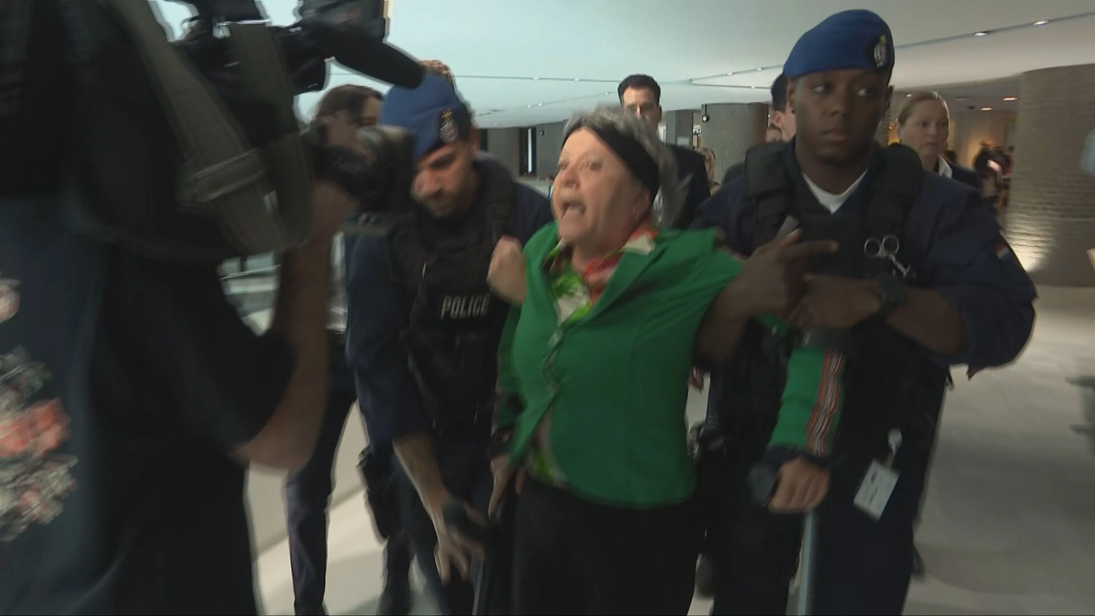 Palestina-demonstranten weggesleept na 3 keer verstoren Kamerdebat