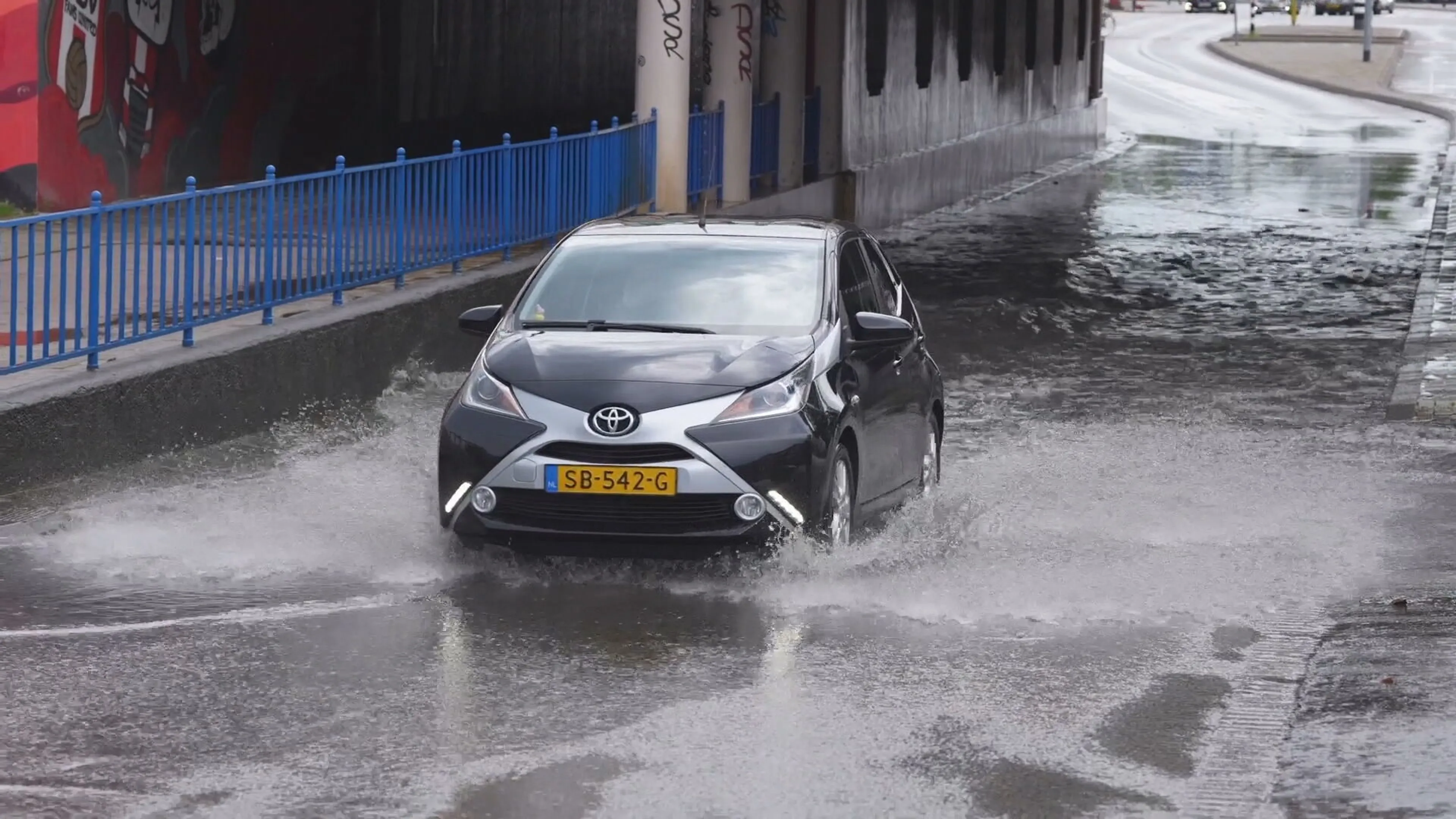 Noodweer geeft overlast: blikseminslag hindert treinverkeer en wegen lopen onder water