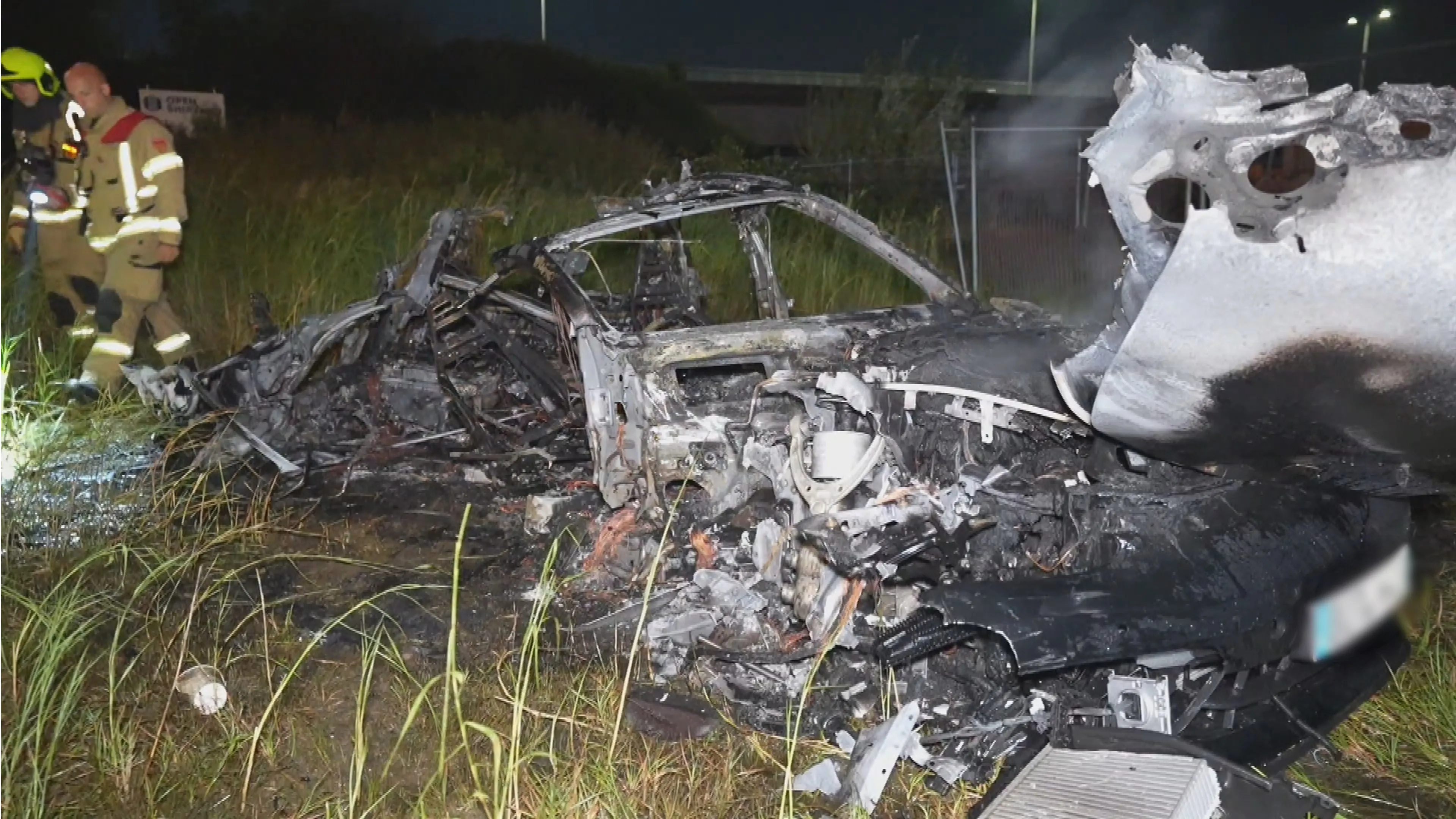 Driften gaat helemaal mis: peperdure Porsche vliegt volledig in brand