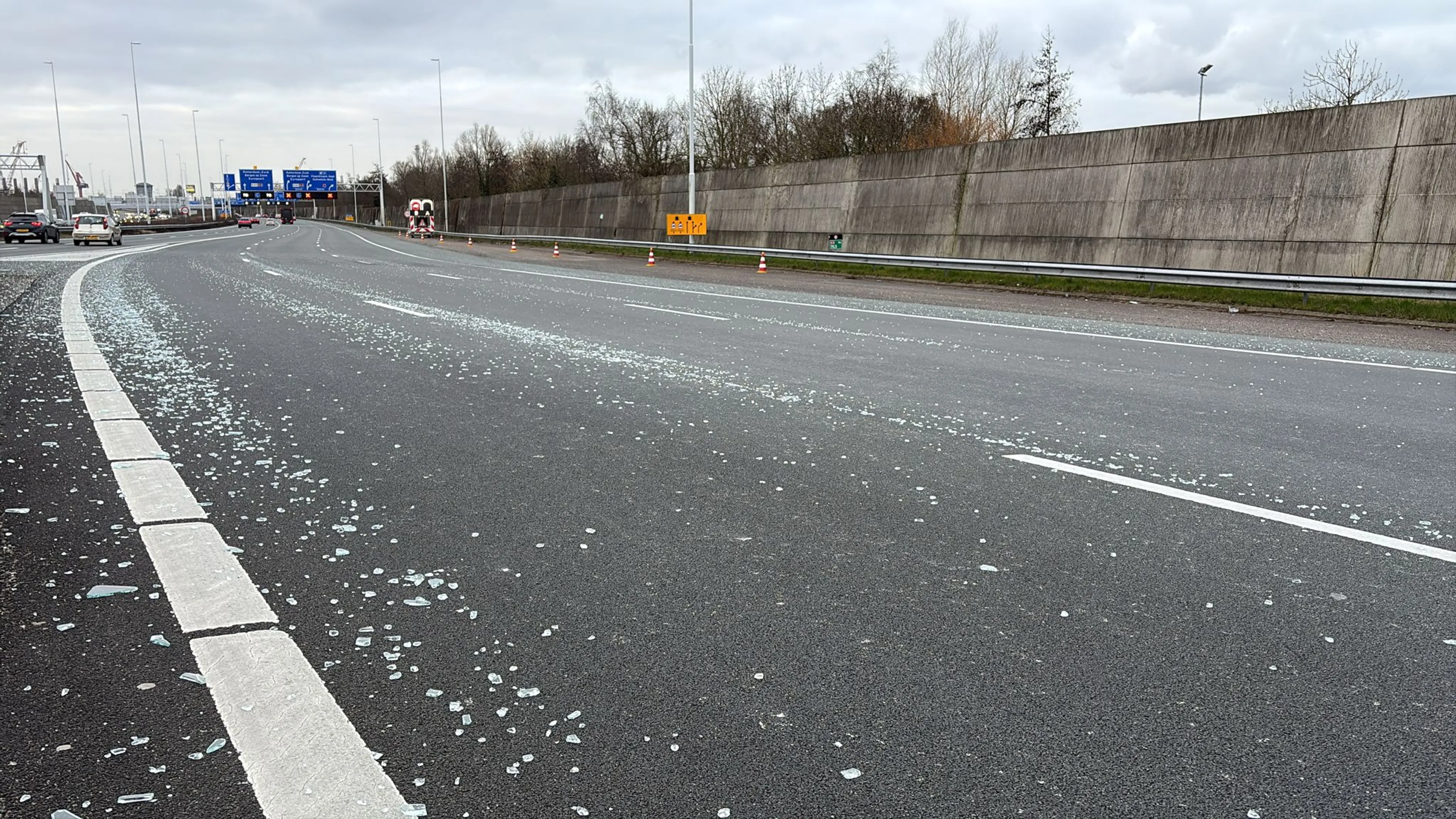 Weg A20 naar A4 dicht om kapotte glasplaten, maar automobilisten negeren rode kruisen