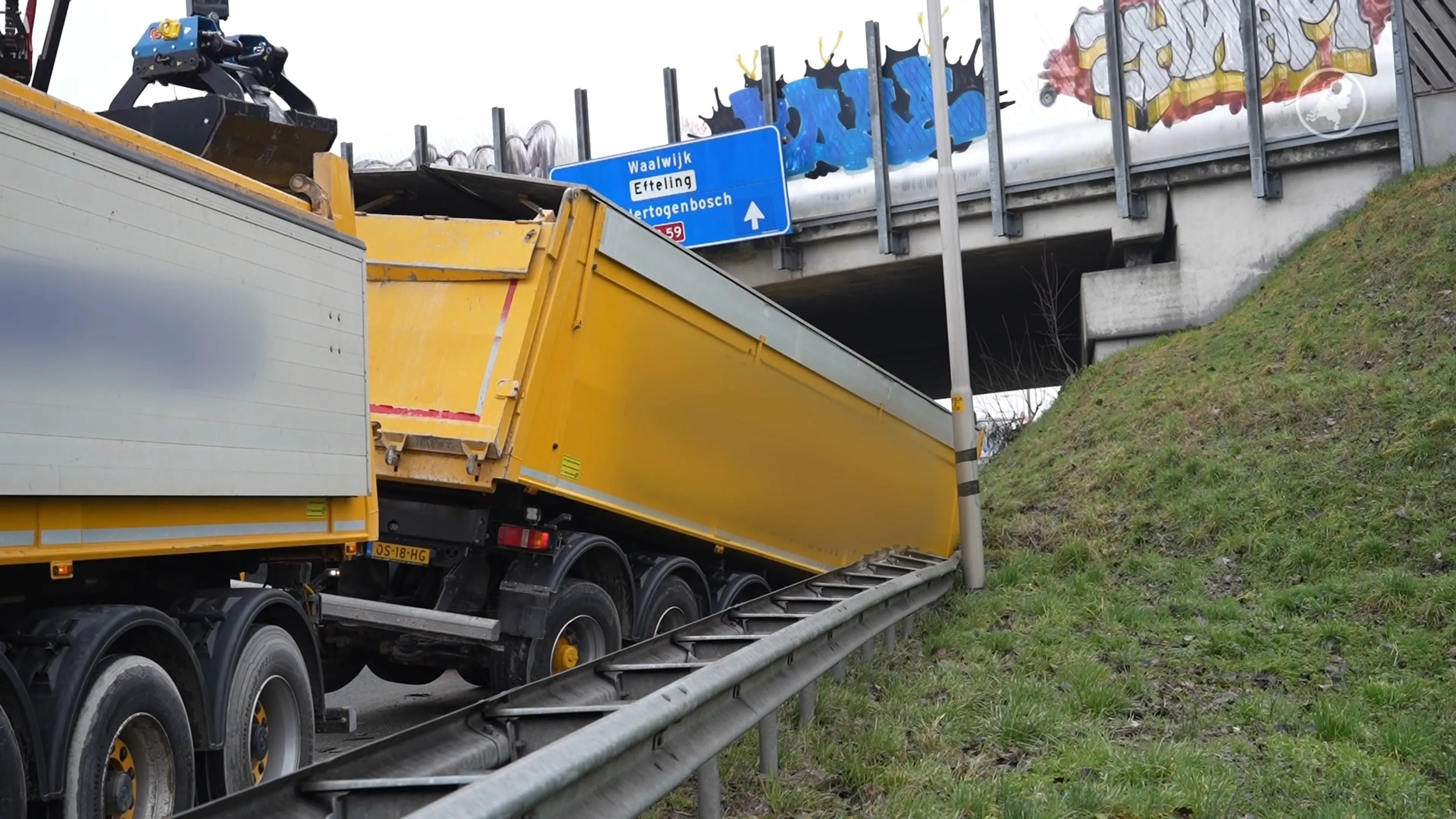 A59 bij Hooipolder tot in de avond dicht na gekantelde vrachtwagen