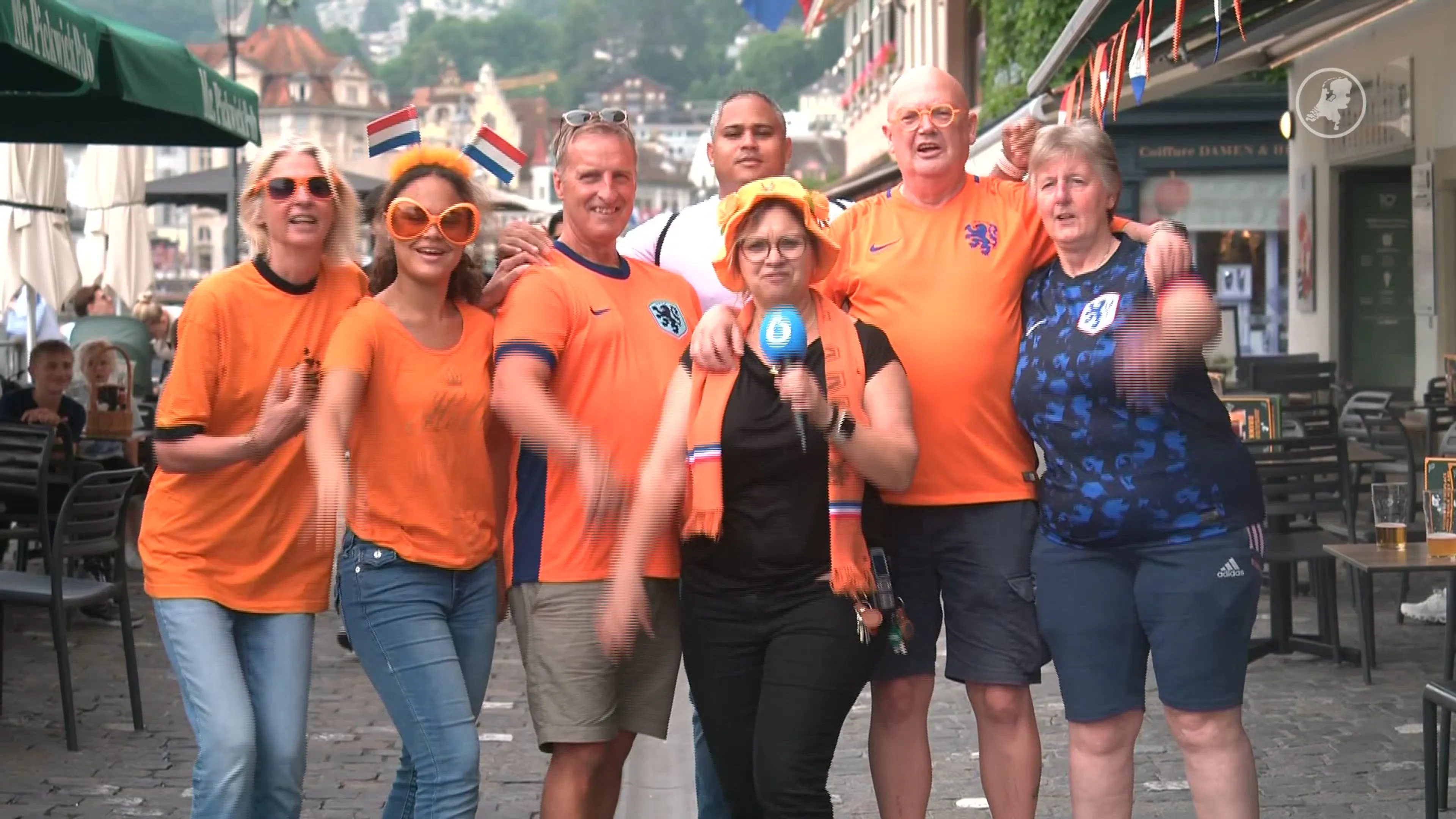 In Jolanda's pub moedigen Nederlanders Oranjeleeuwinnen aan: 'Heb bitterballen en curry'