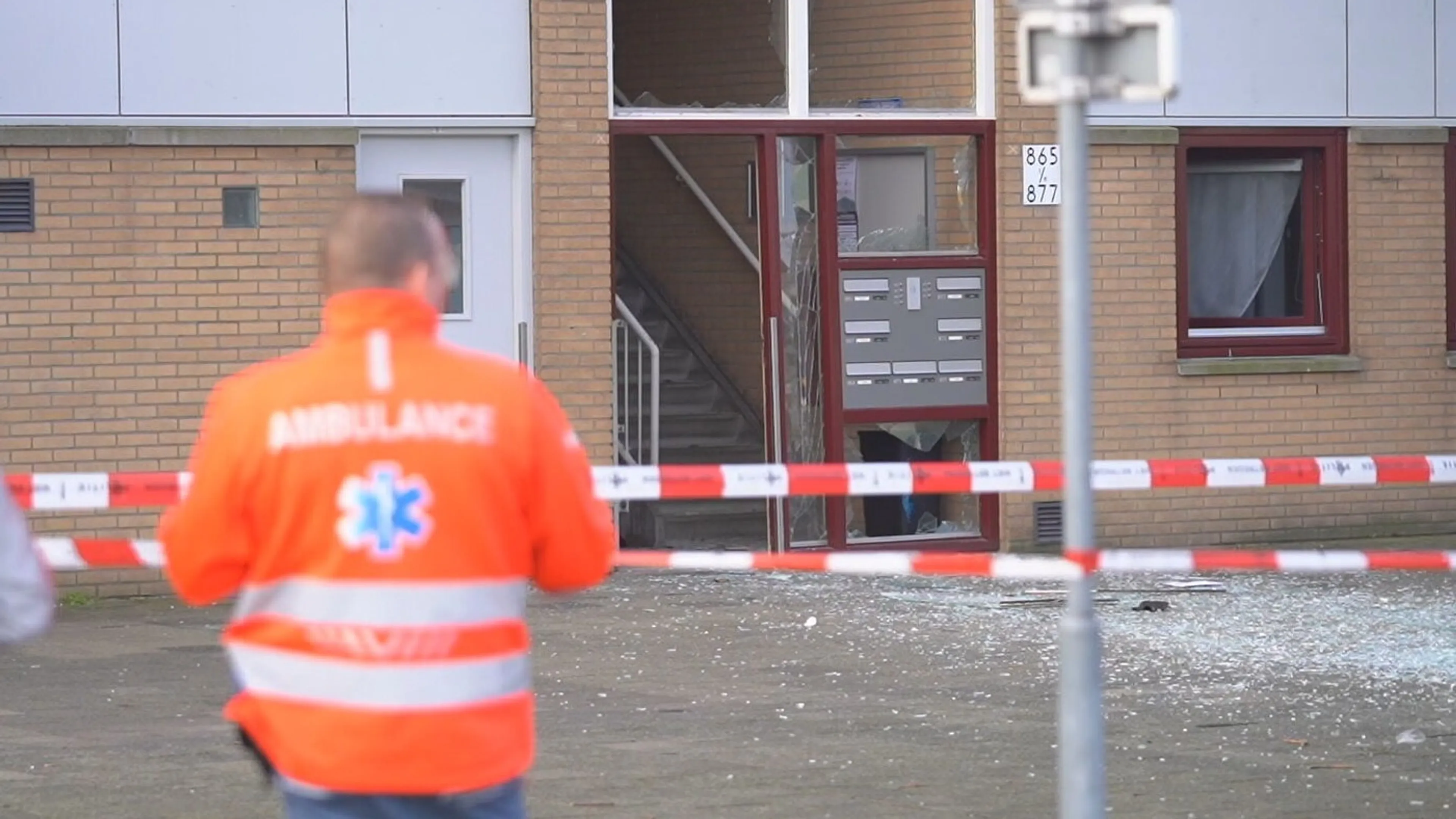 Explosie blaast ruiten uit portiekflat in Rotterdam