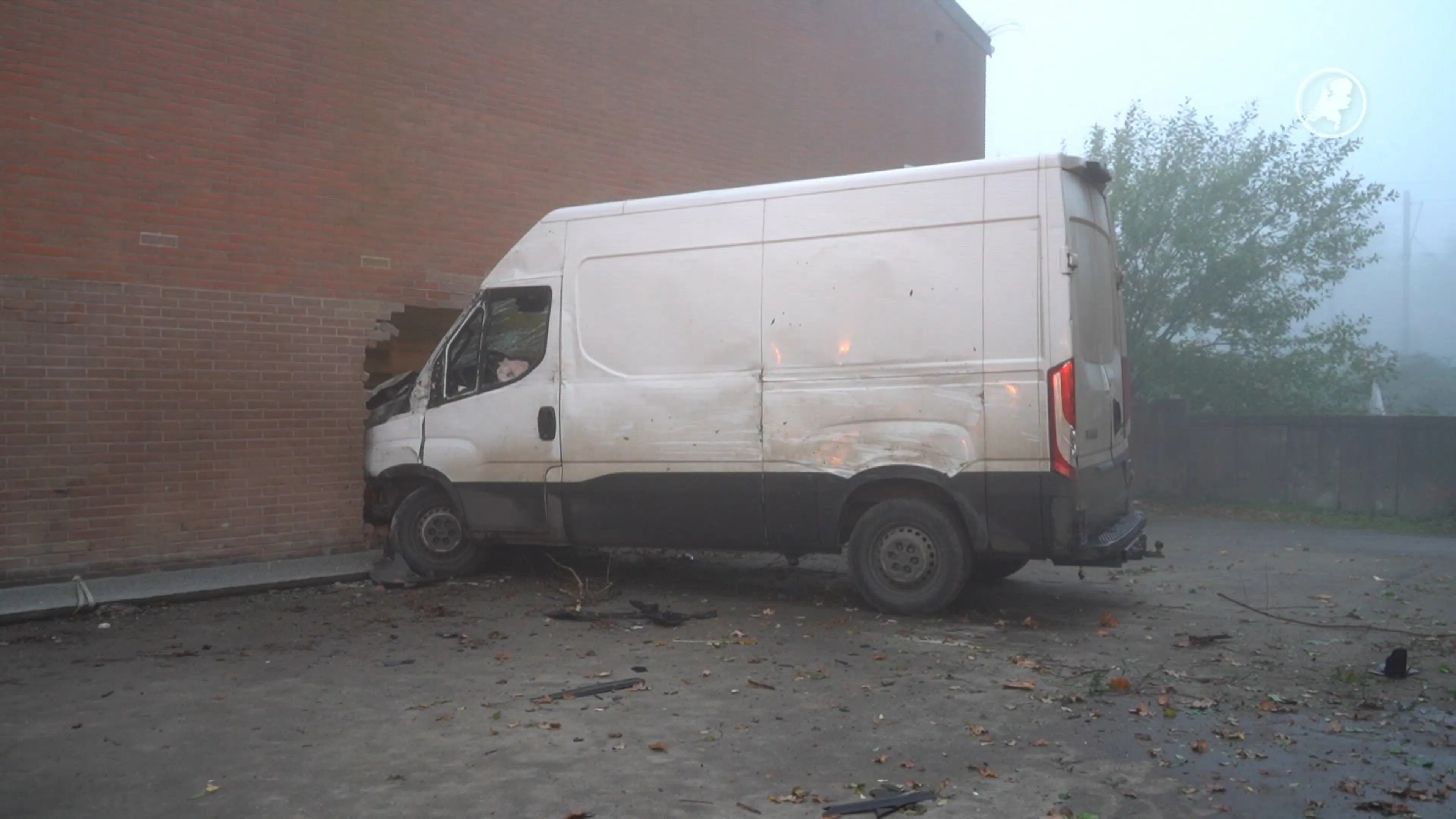 Busje komt in bedrijfspand terecht na lancering