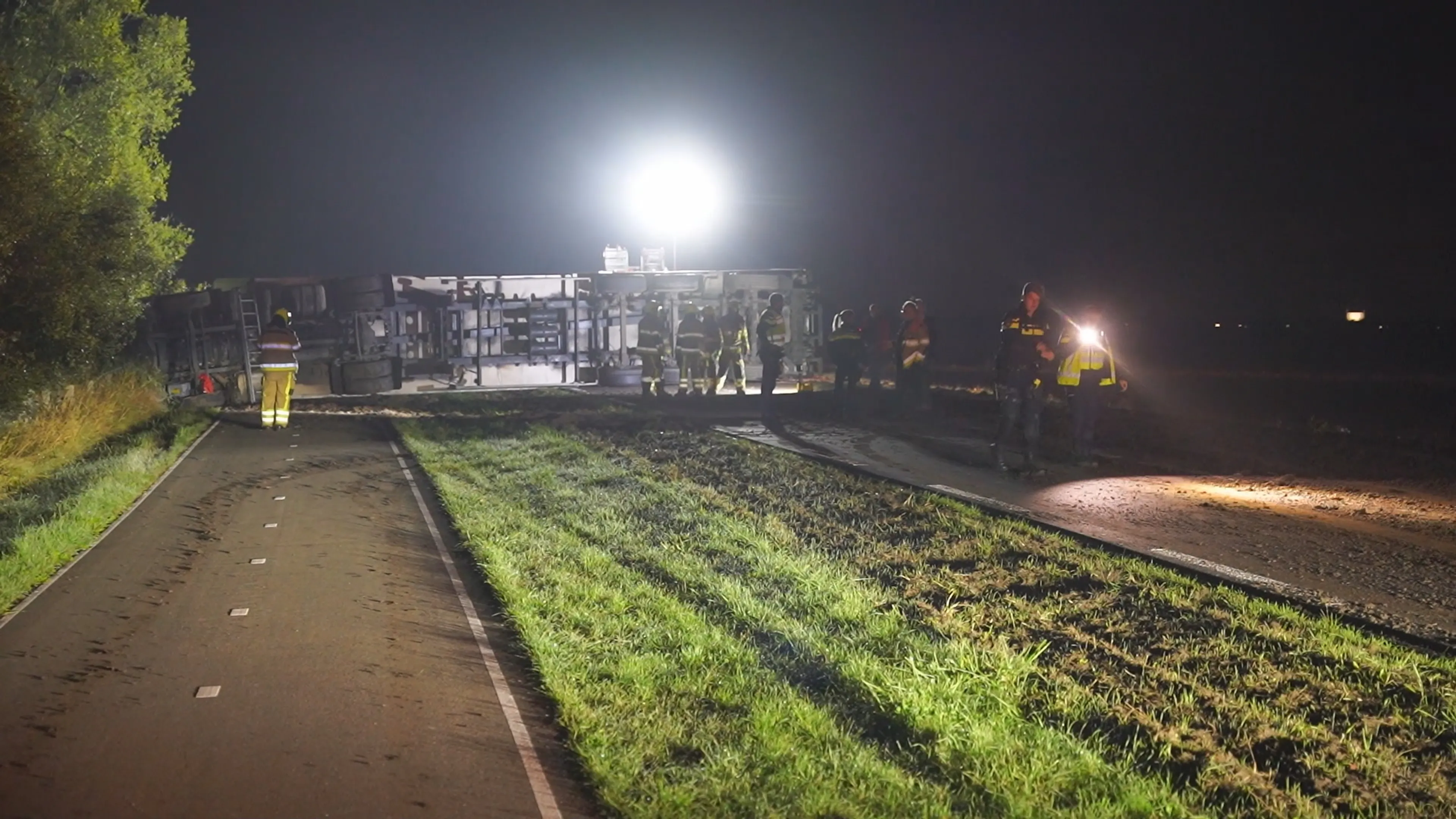 Vrachtwagen vol met brood voor Voedselbank kantelt op N840 bij Kekerdom