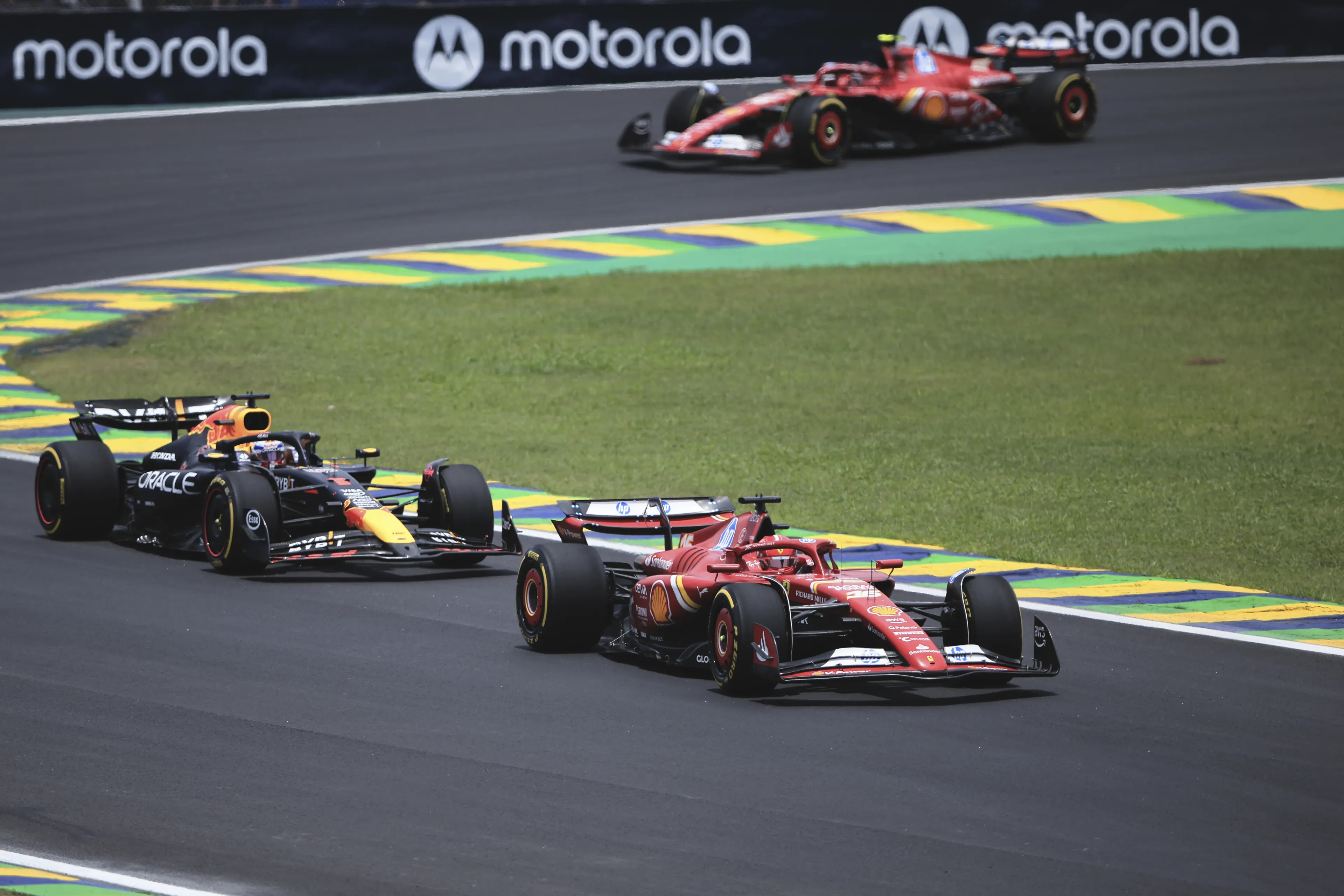 Verstappen raakt derde plek sprintrace en 1 punt kwijt door straf