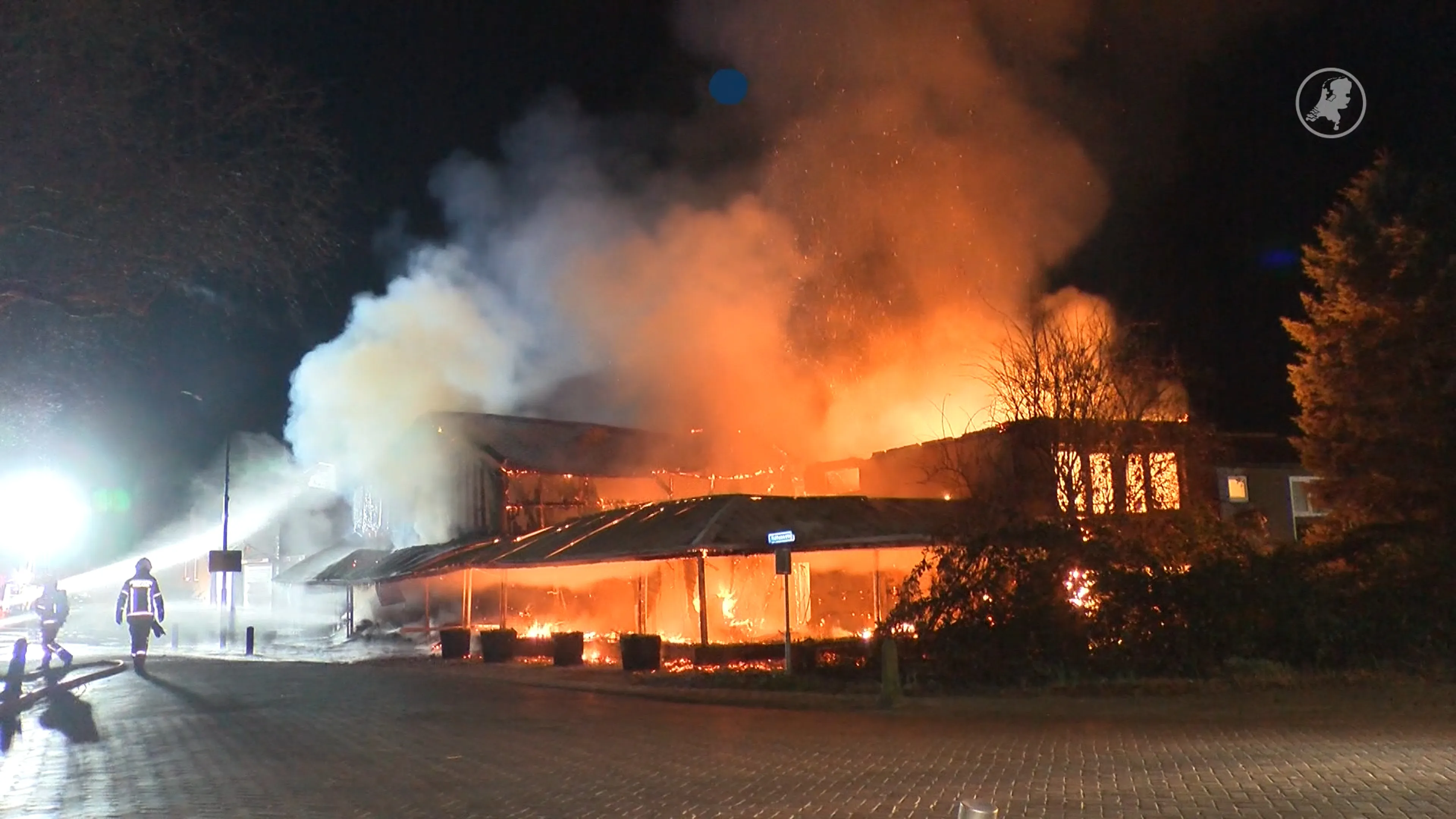 Winkel in Ovezande gaat in vlammen op