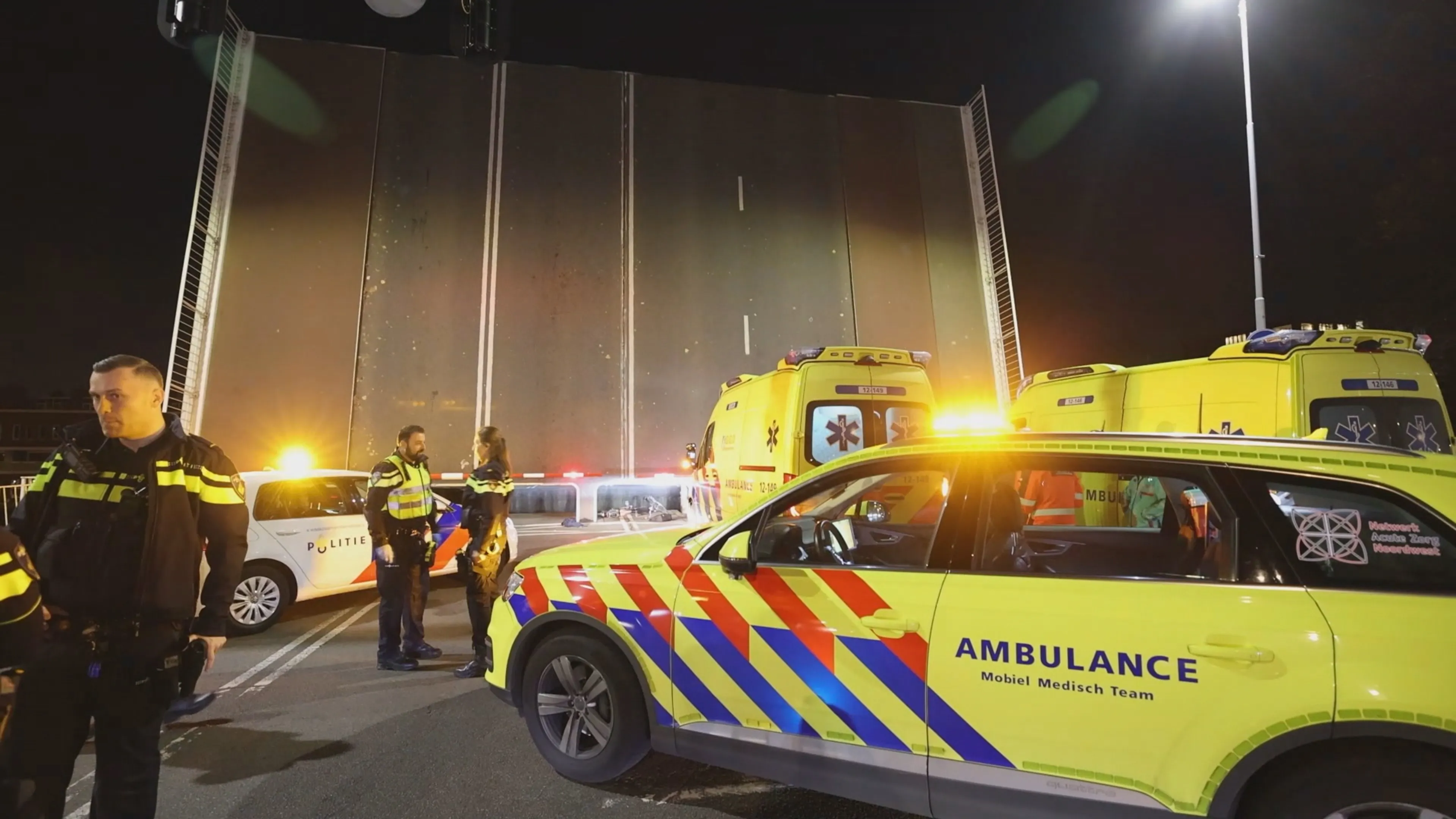Fietser raakt zeer ernstig gewond na val van opengaande brug Haarlem