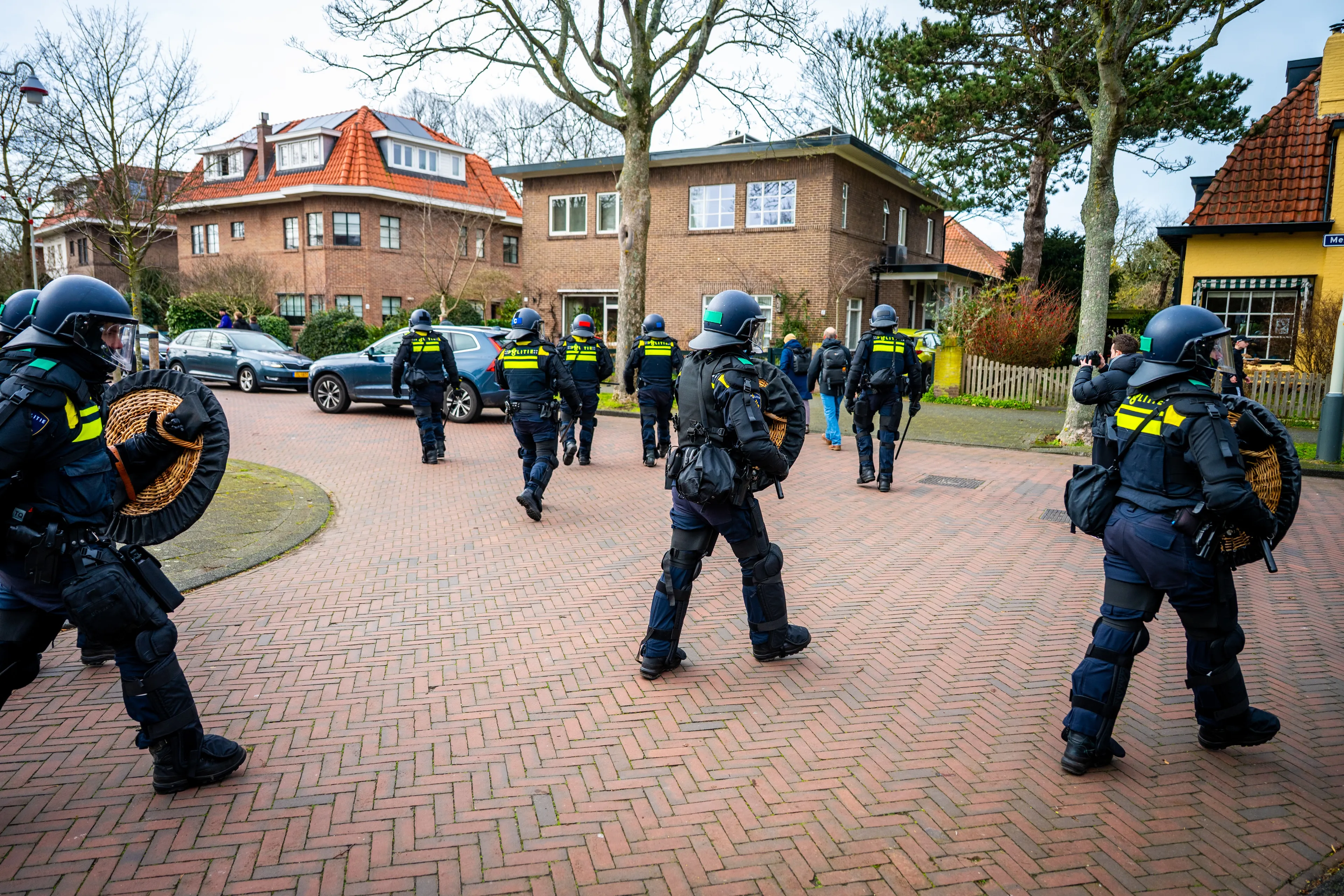 Politie grijpt hard in bij protest tegen opvang asielzoekers in Haagse wijk