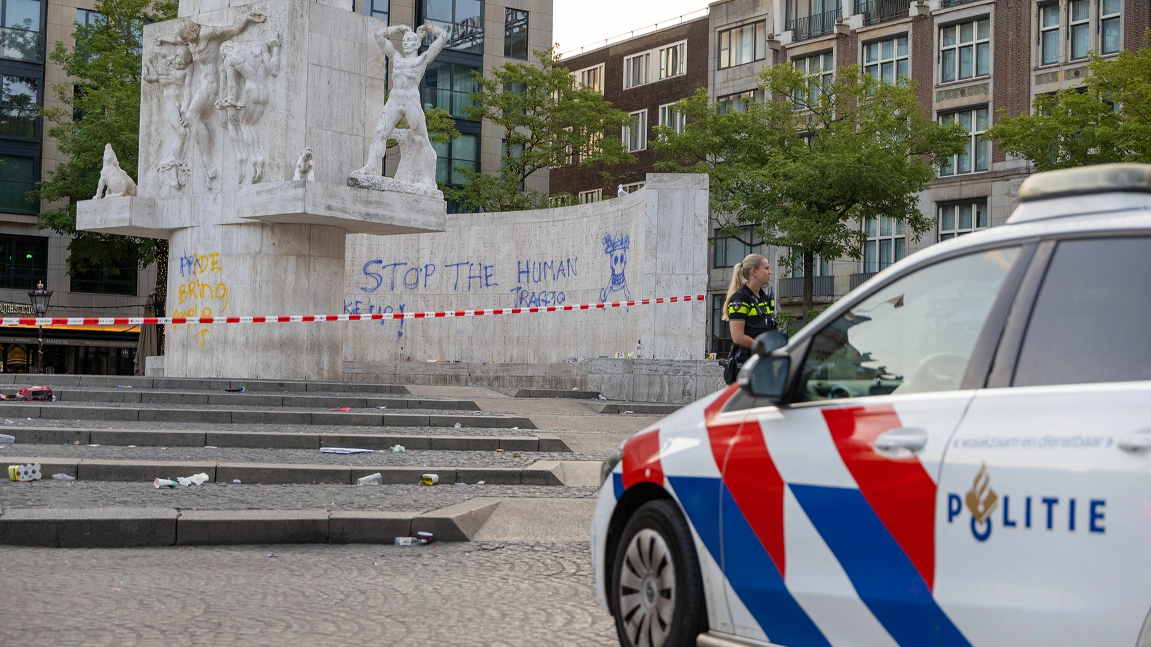 Nationaal Monument op de Dam beklad met teksten en doodskop