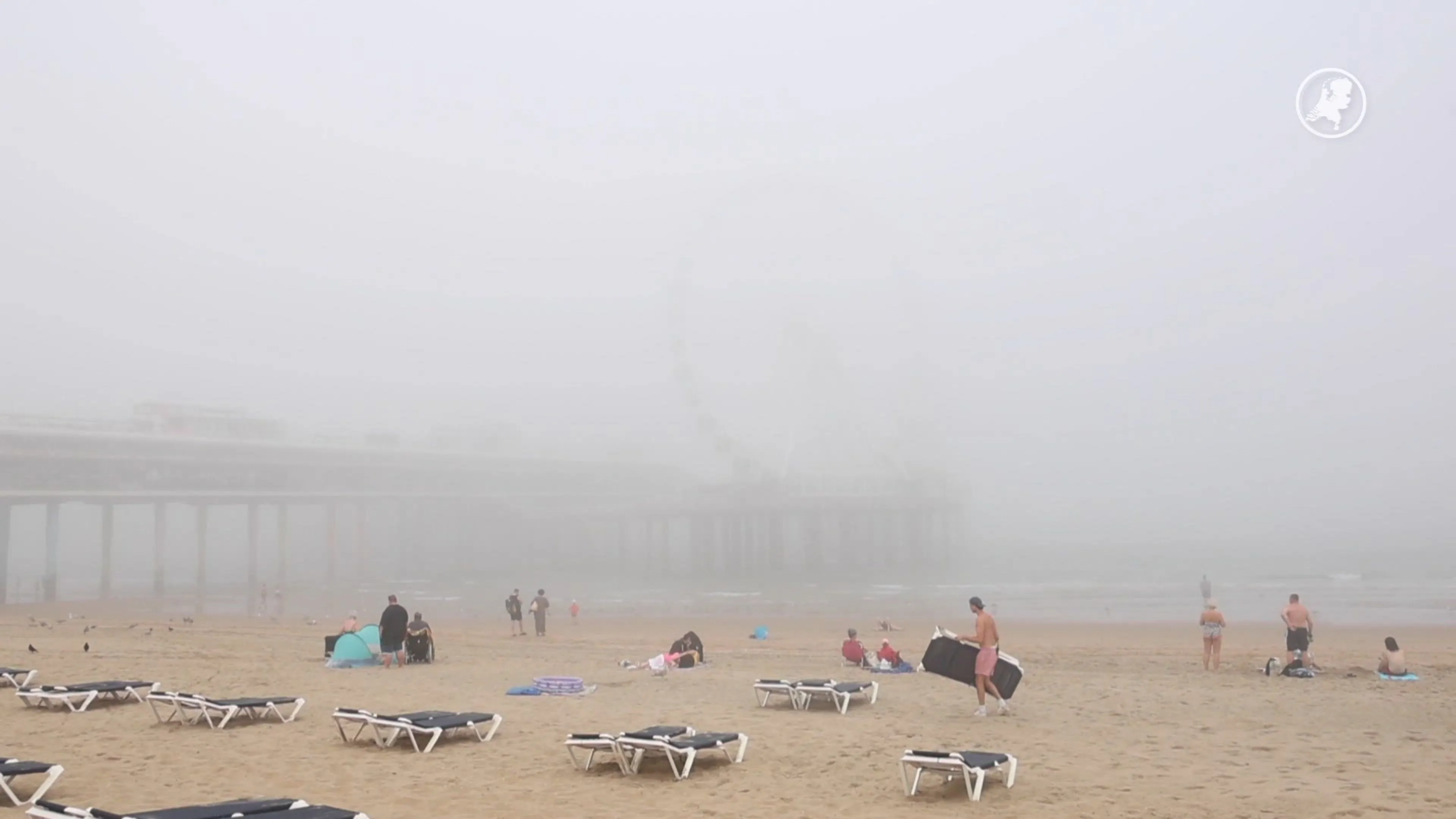 Bizarre beelden: dagje strand dramatisch door zeevlam