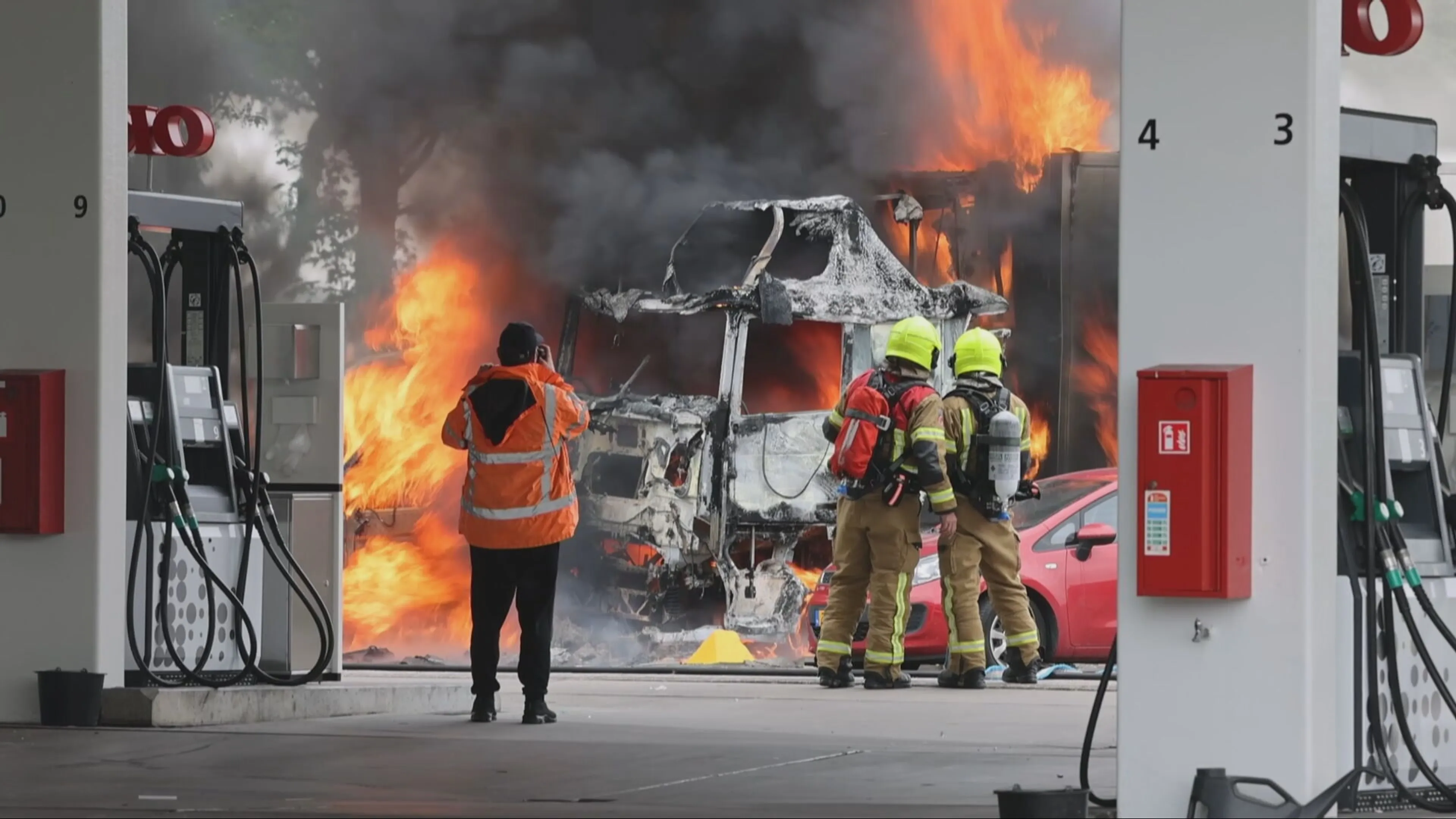 Vrachtwagen en bestelbus in brand bij tankstation