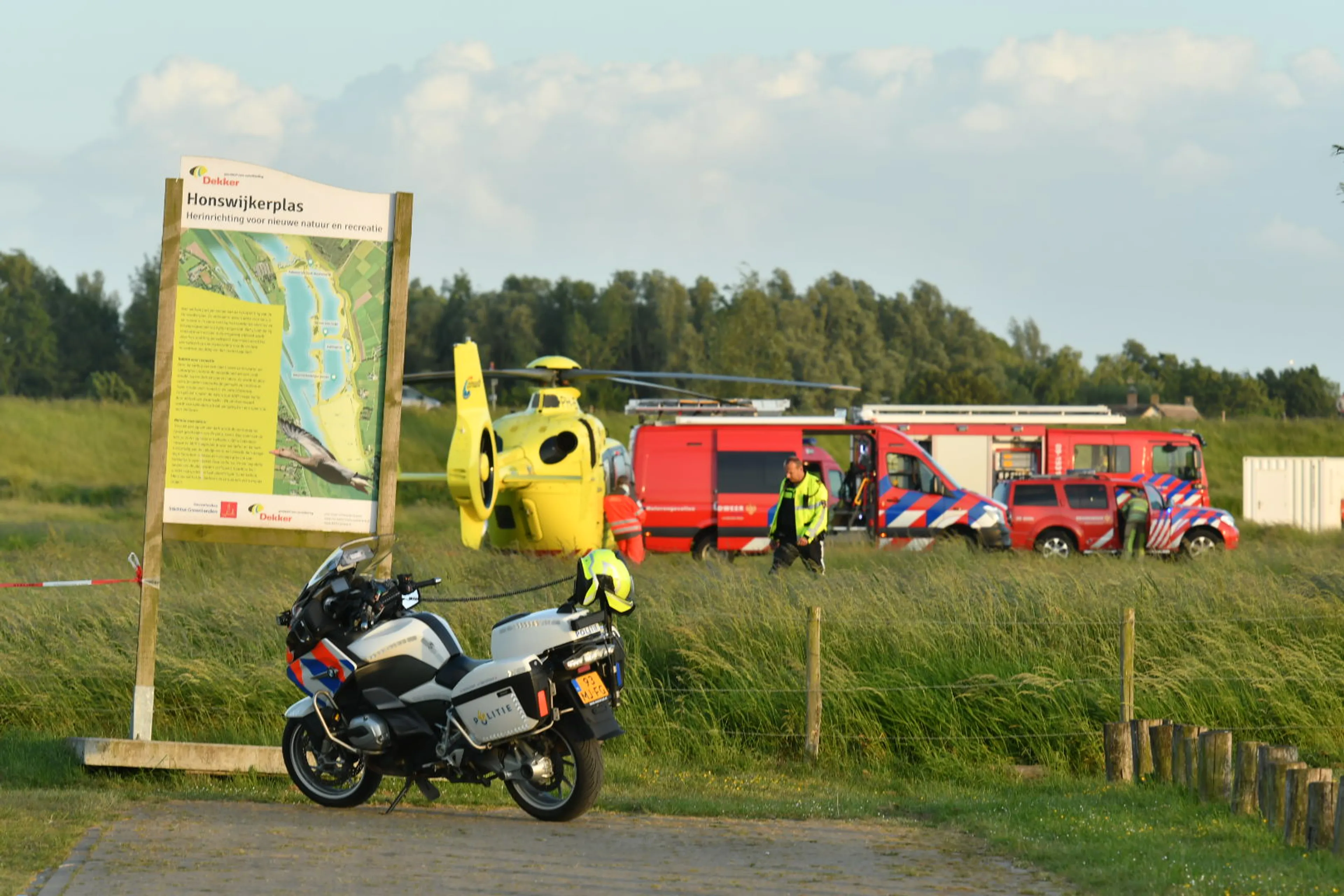 Grote zoekactie naar vermiste persoon in Honswijkerplas bij Tull en 't Waal