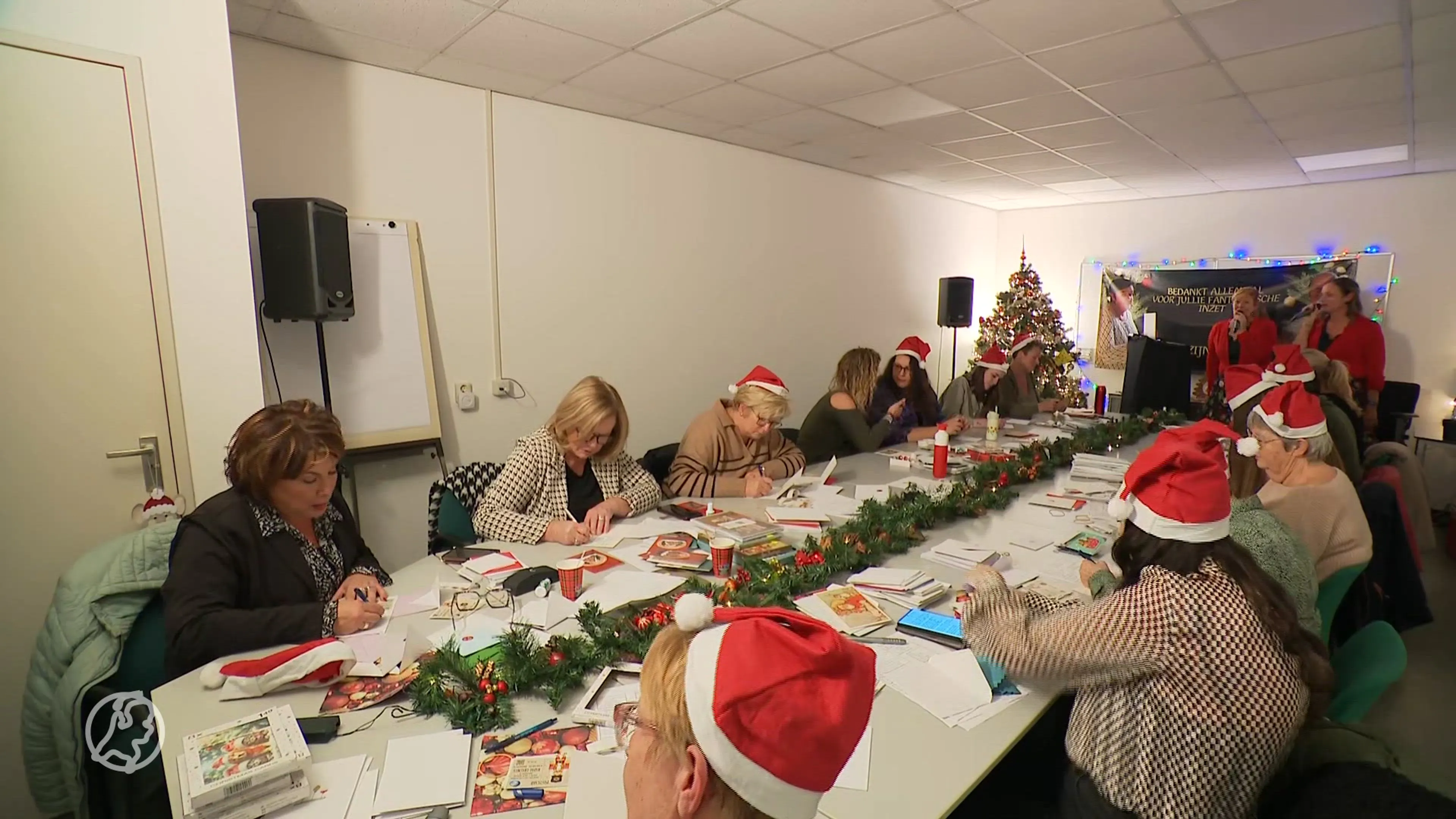 Lief! Yvonne schrijft duizenden kerstkaarten voor eenzame ouderen