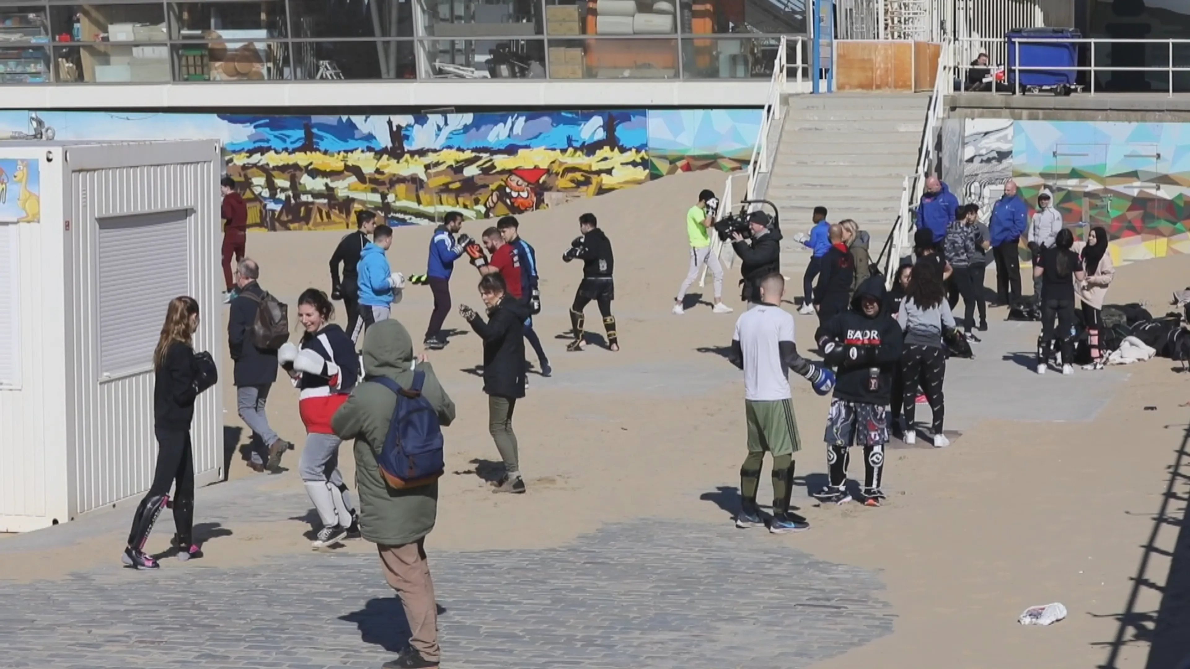 Woedende reacties om dagjesmensen en groepsles boksen op strand van Scheveningen
