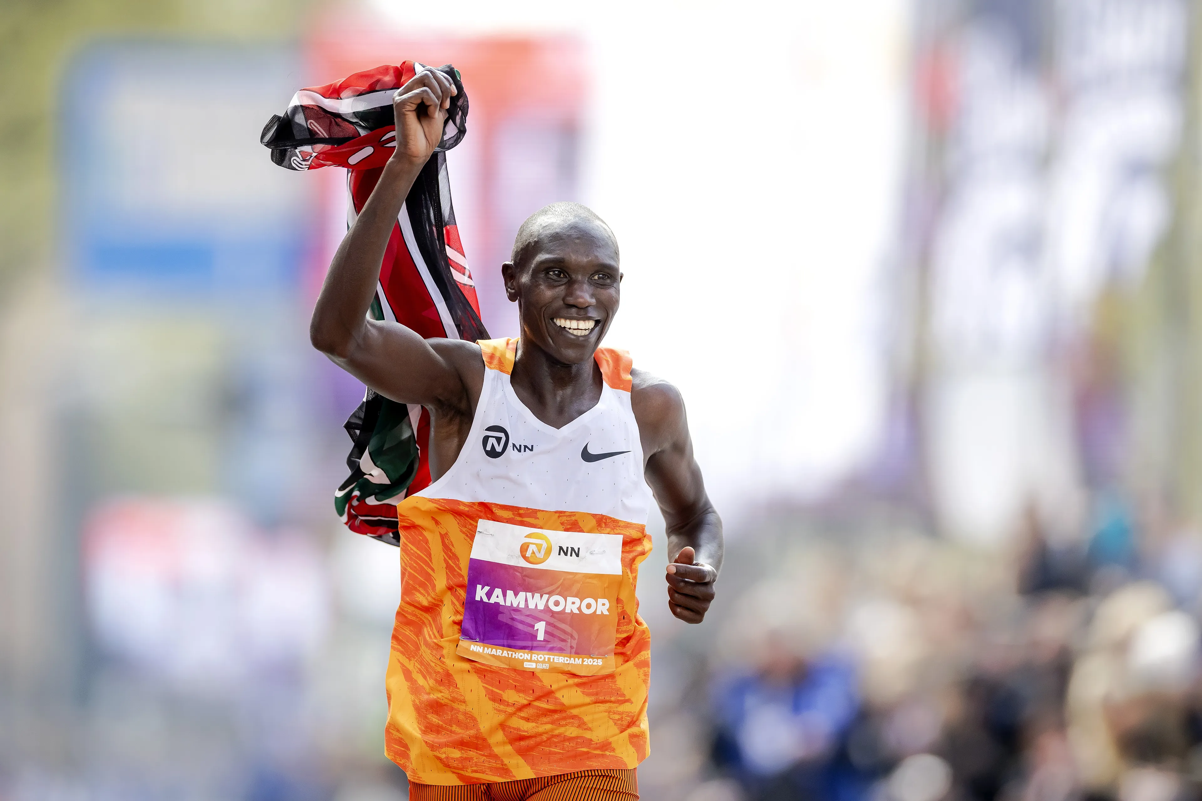 Favoriet Kamworor wint marathon Rotterdam na indrukwekkende solo