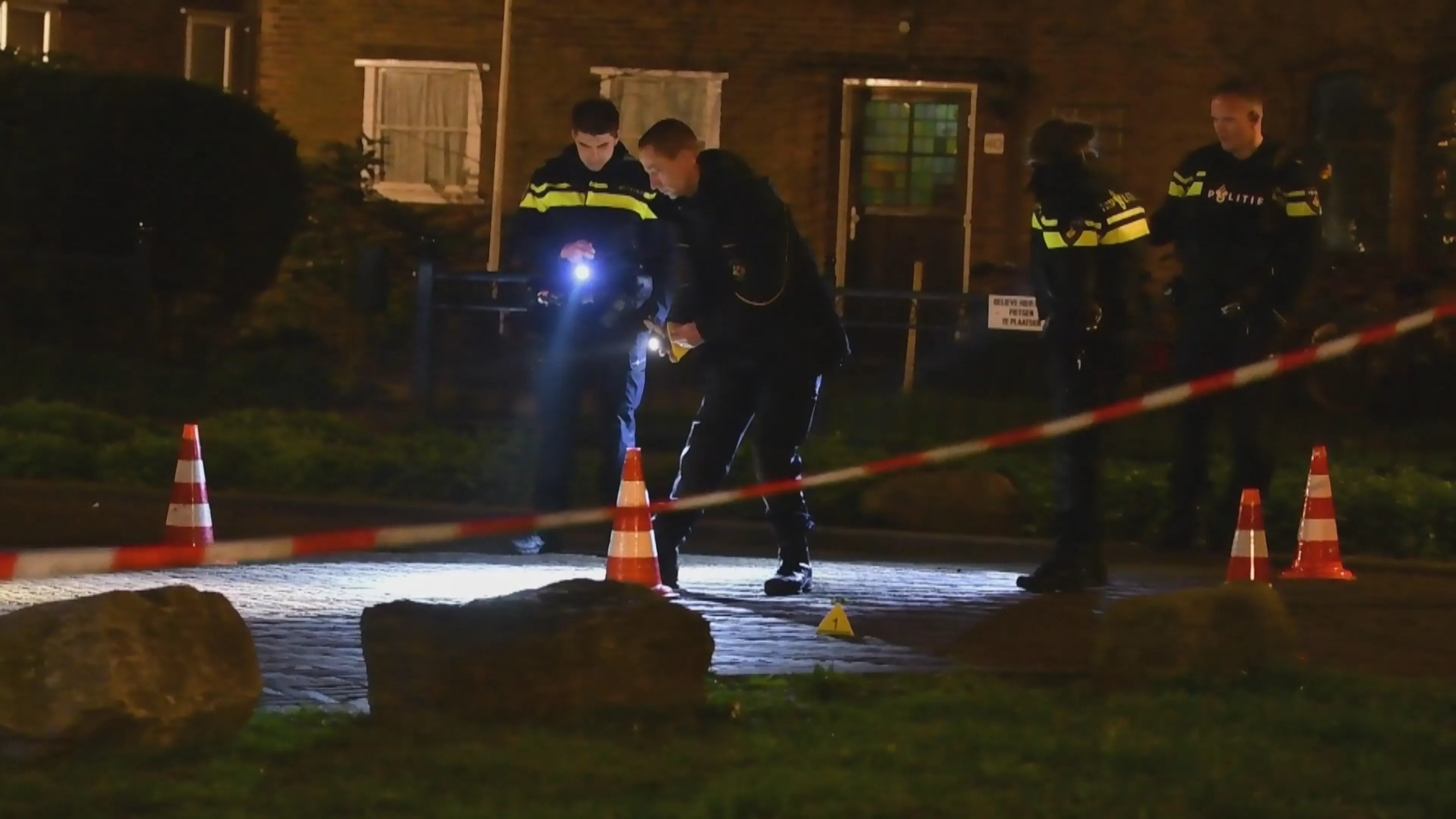 Politie onderzoekt schietpartij in Utrecht, verdachten nog voortvluchtig