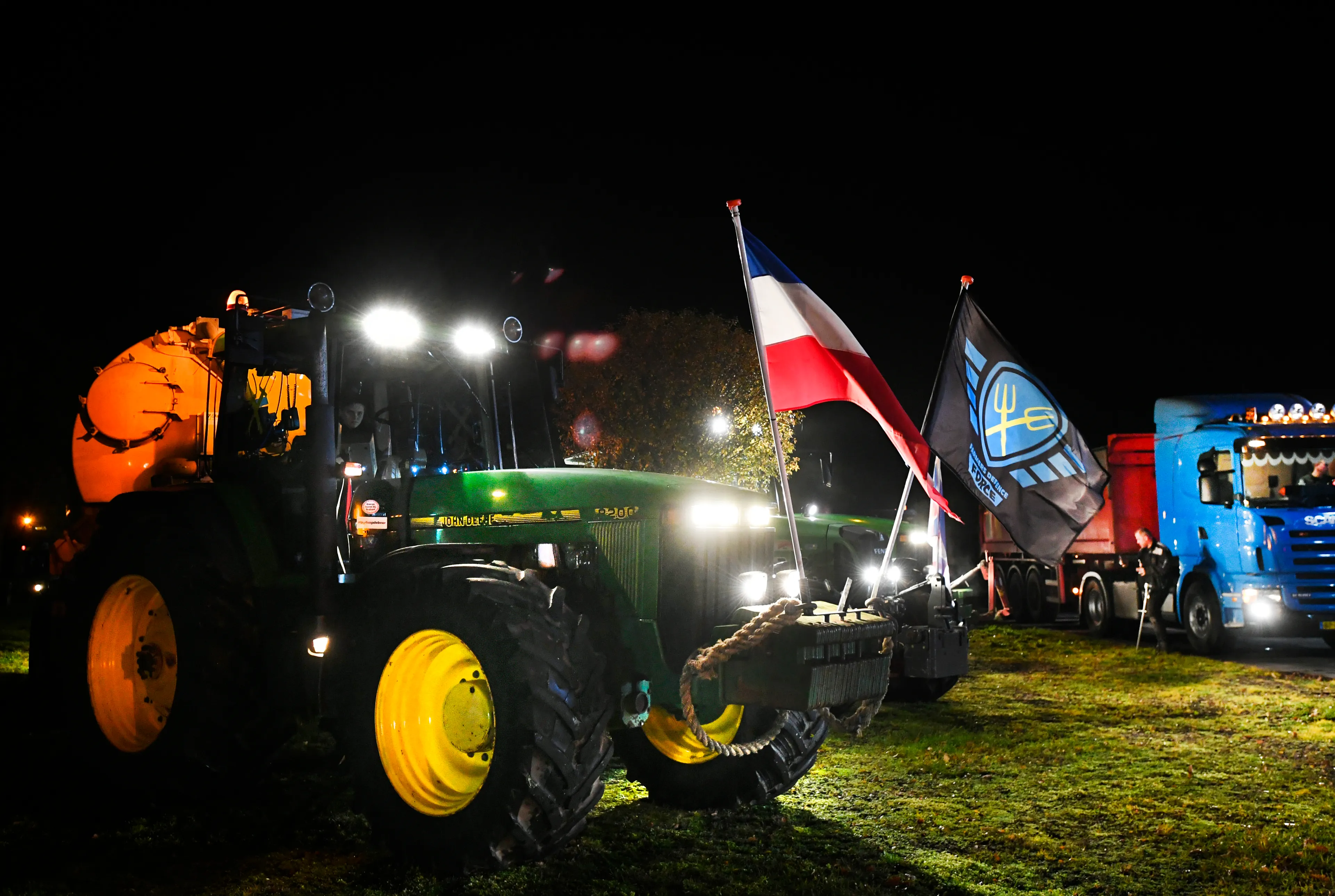 Honderden boeren in Den Haag voor trekkerdefilé, weg afgesloten