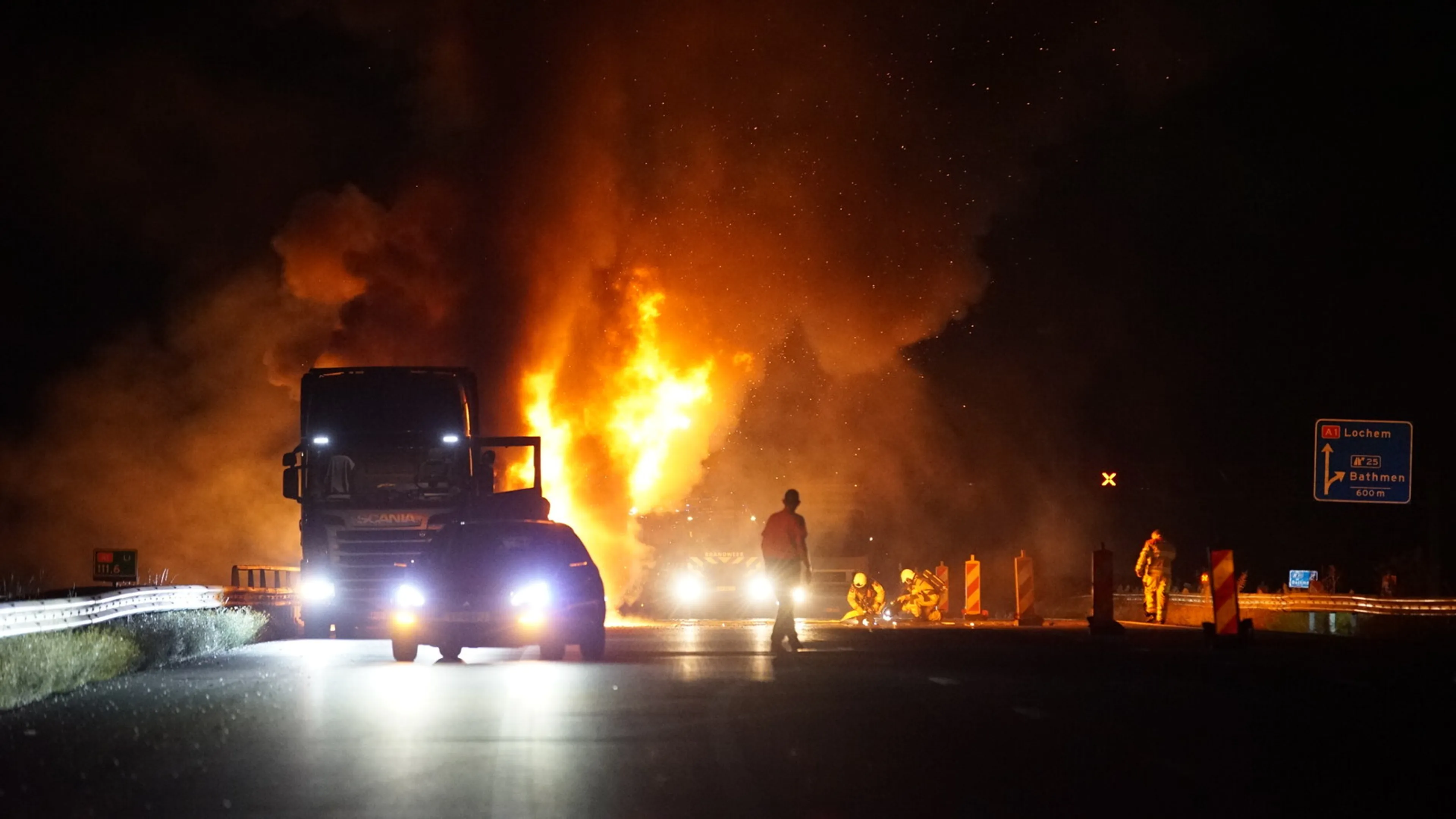 Rijdende vrachtwagen in brand gevlogen op A1 bij Bathmen