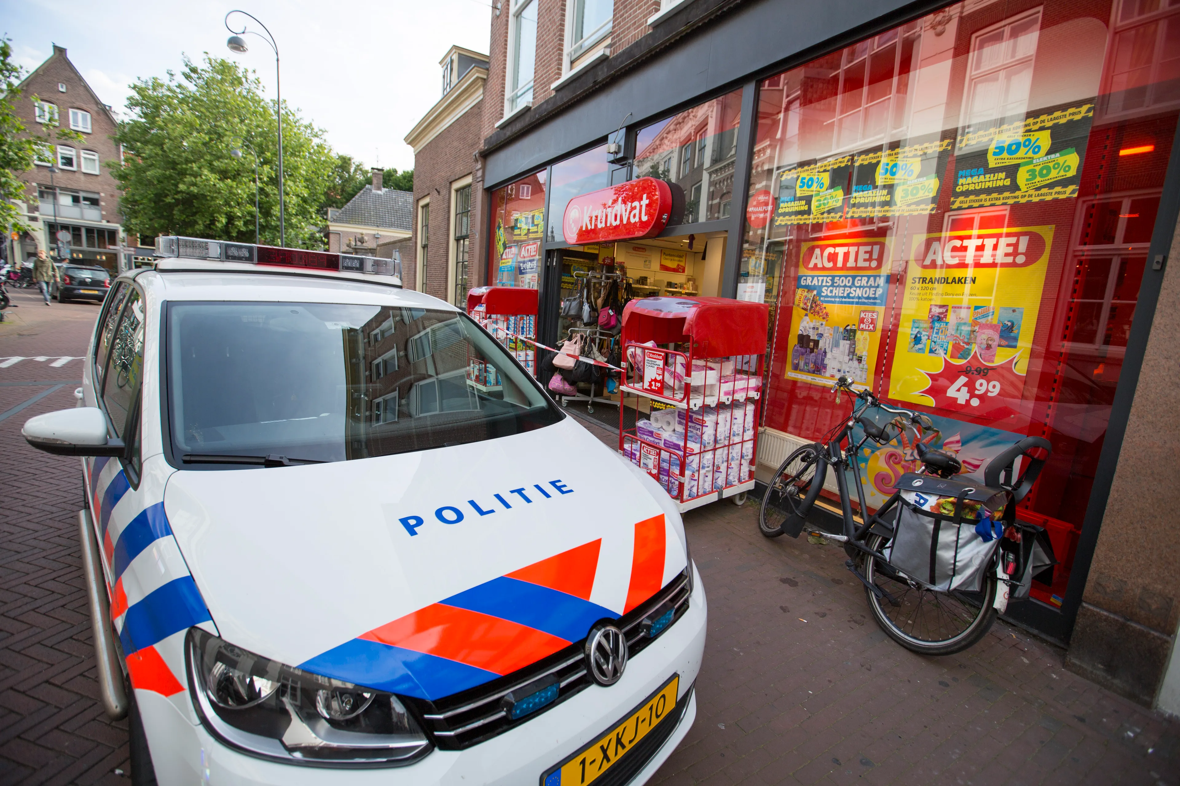 Vrouw zonder mondkapje gaat tekeer in Kruidvat: 'Grondwetten staan boven verplichtingen!'