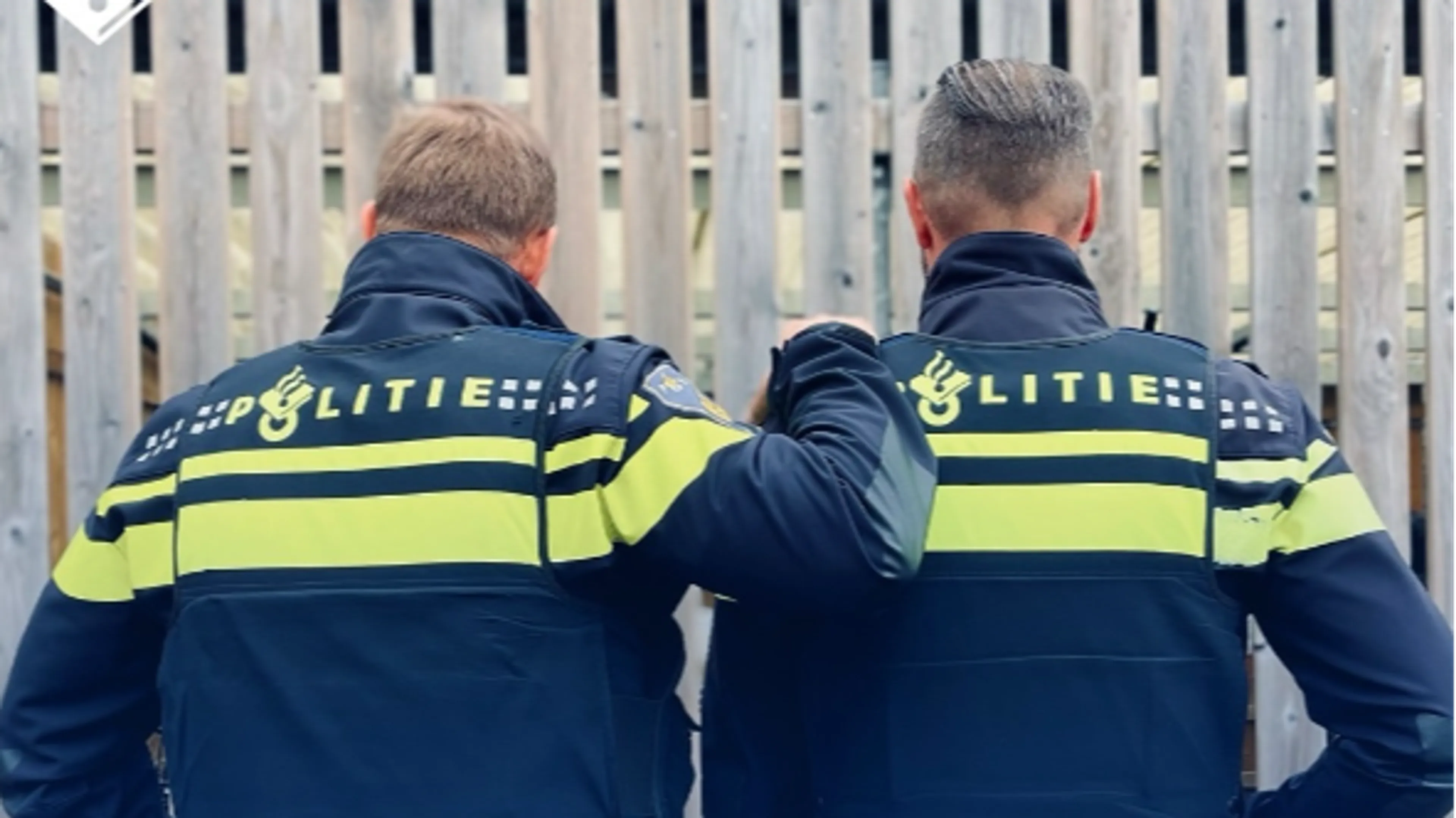 Agent door groep van twintig personen op grond geslagen en tegen hoofd geschopt