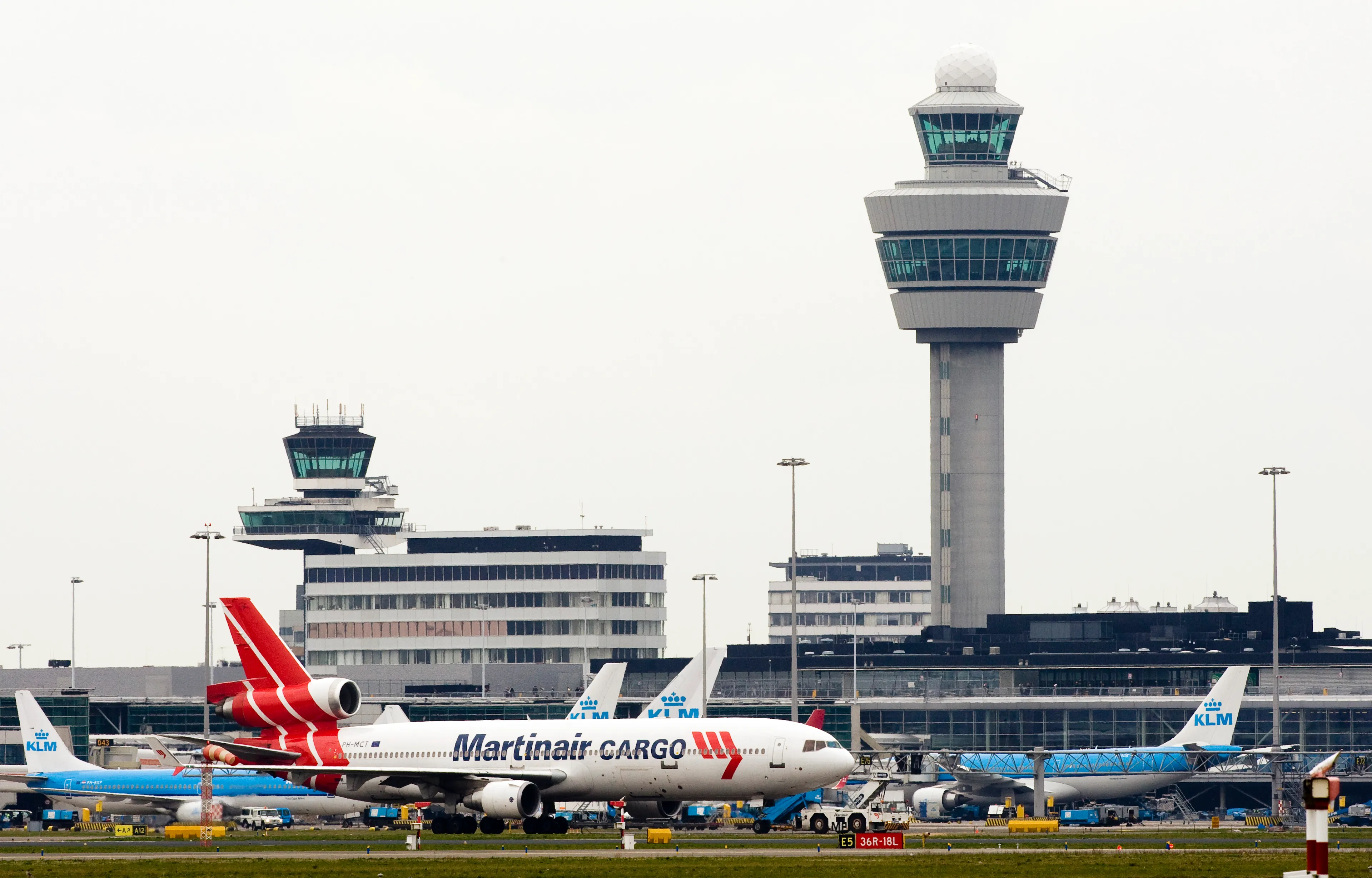 Coke in vliegtuig met bestemming Amsterdam, drie Nederlanders opgepakt