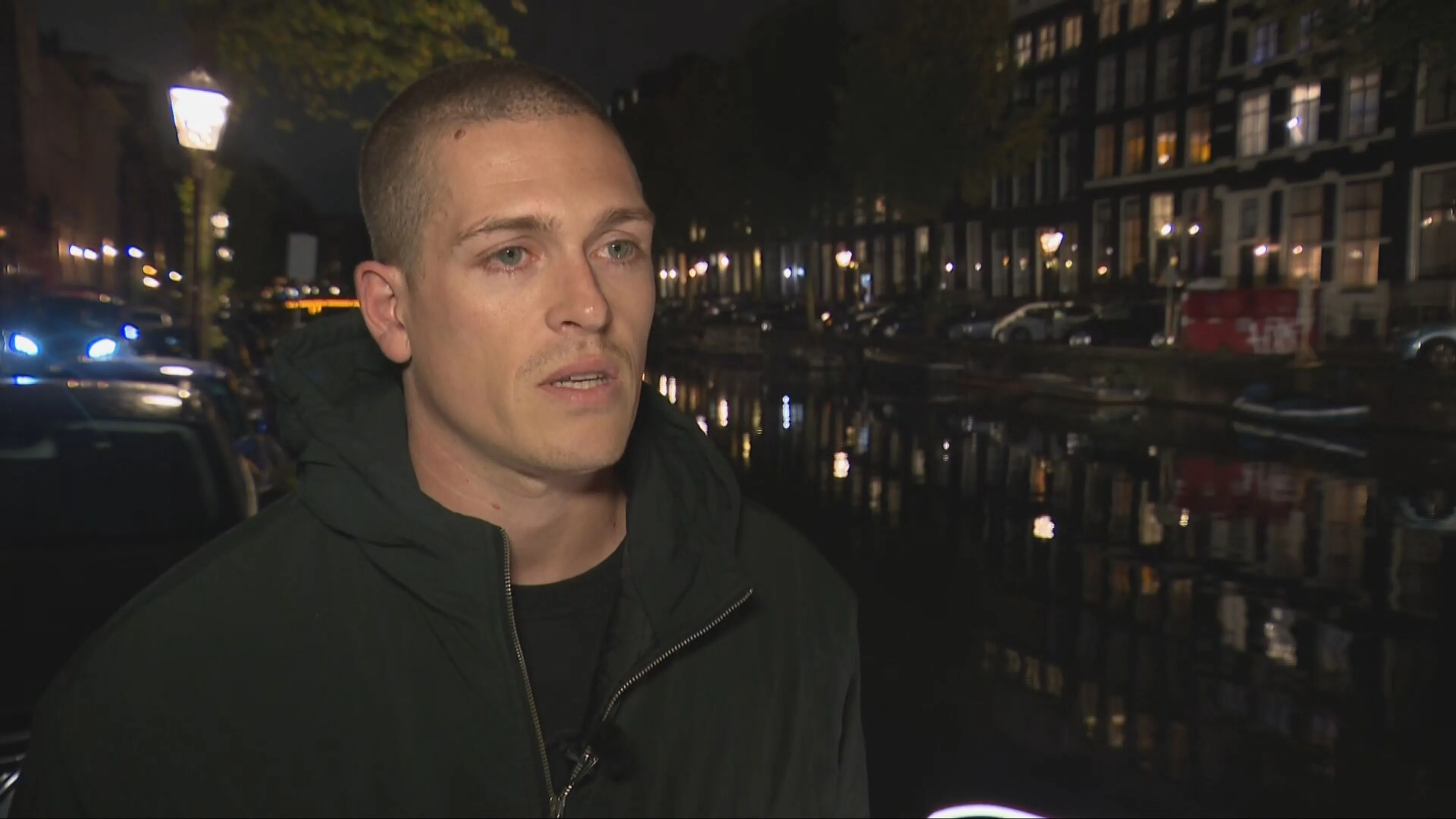 Heldhaftige Tijn redt peuter uit brommobiel in gracht Amsterdam