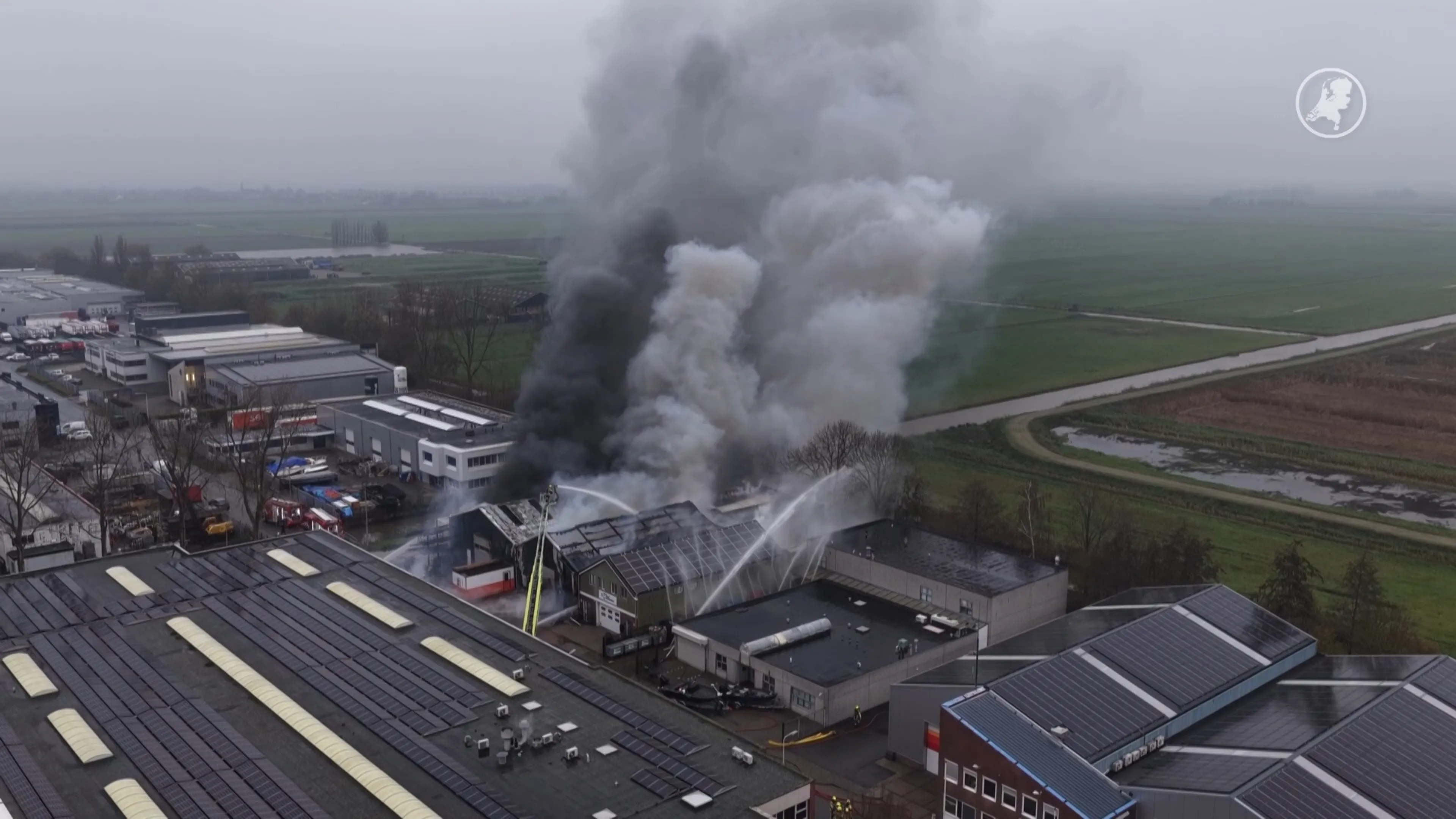 Zeer grote brand in Nieuwkoop: brandweer waarschuwt voor rook