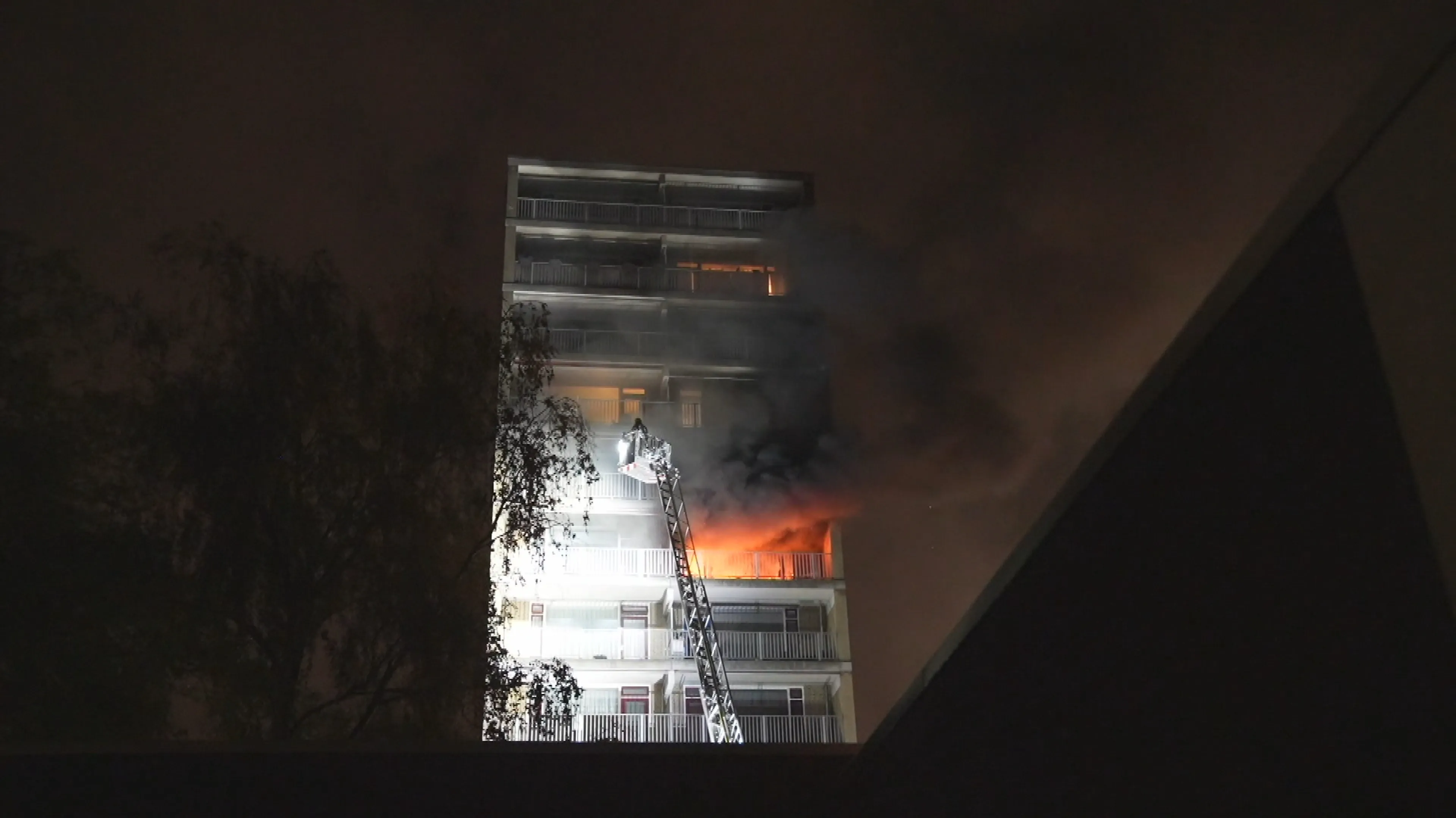 Zeer grote brand in flat Rotterdam, twee bewoners naar het ziekenhuis