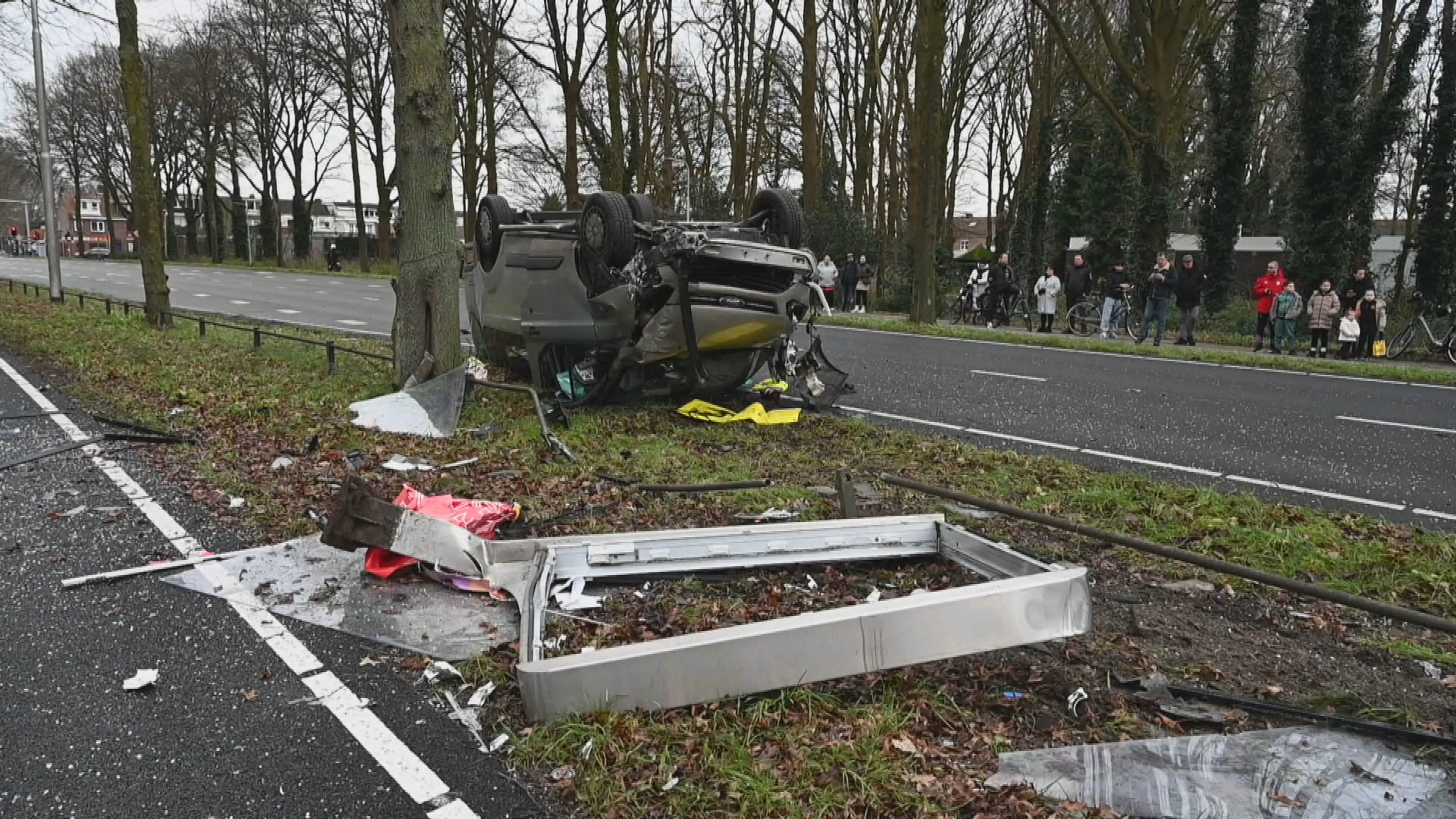 Ravage na ongeval in Tilburg: omstanders bevrijden gewonde bestuurder uit auto