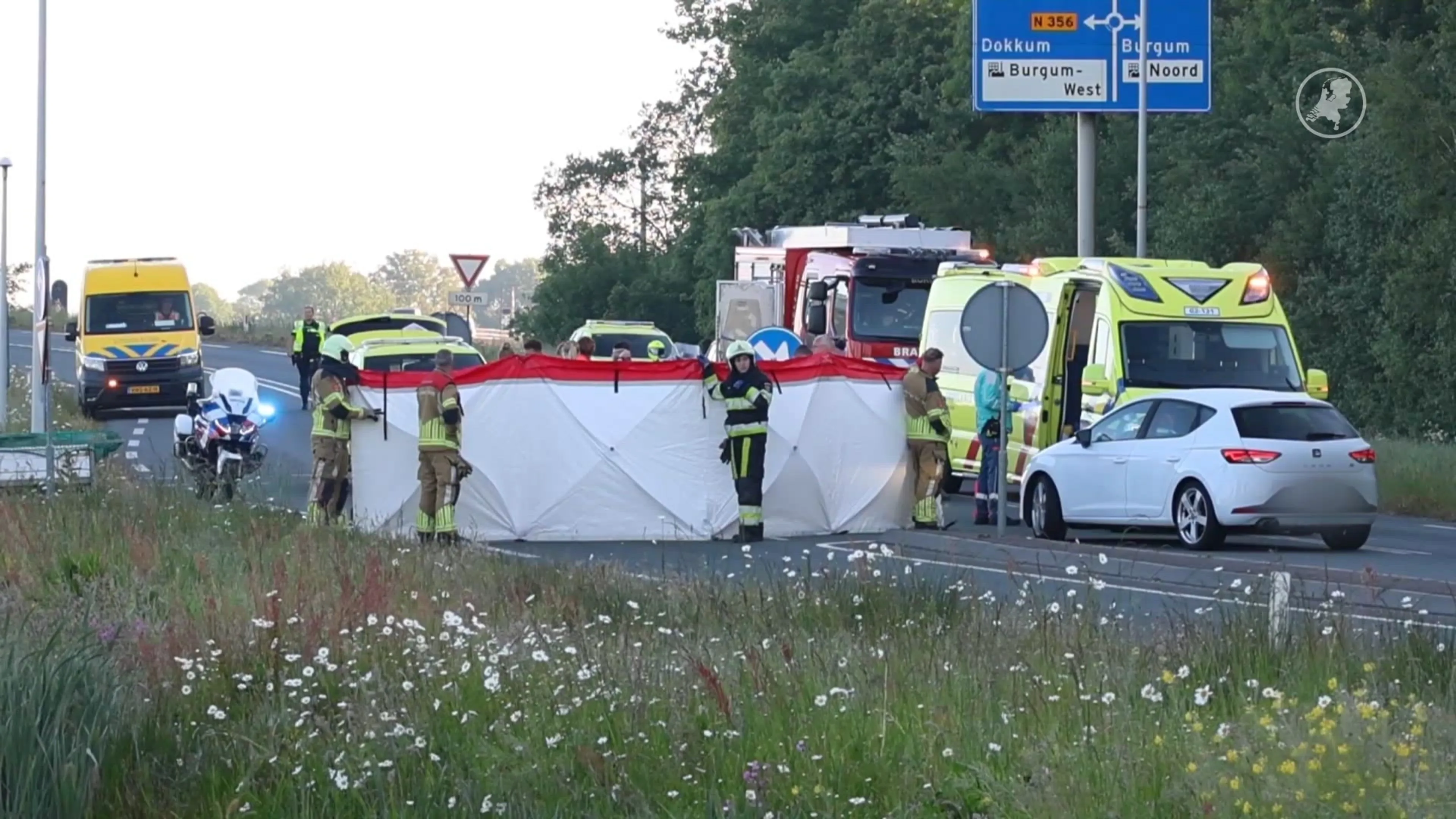 Motorrijder verongelukt na botsing met bestelbus