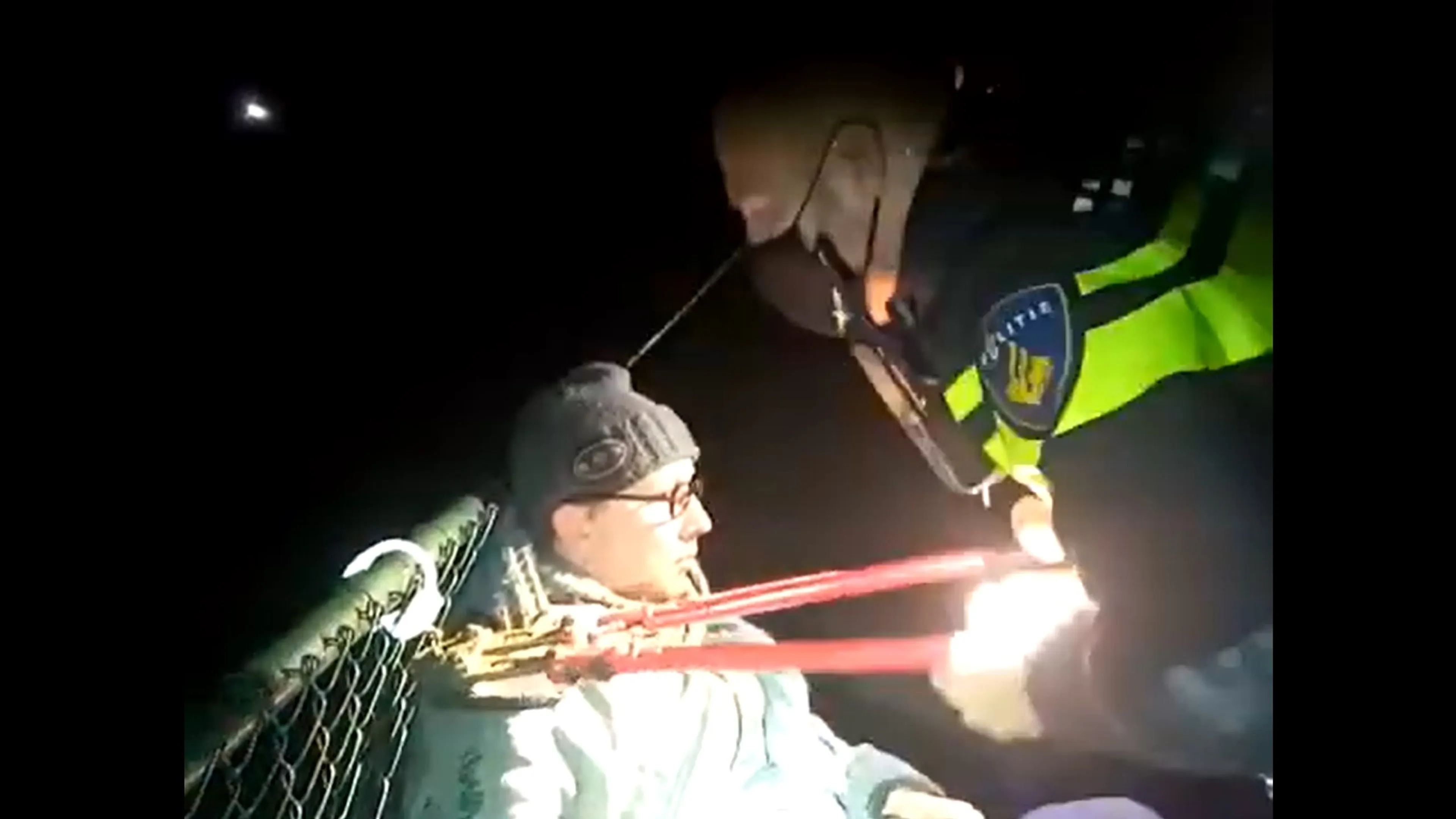 Politie arresteert vastgeketende Sven op Sinterklaasavond: 'Was de eerste keer dat ik het vierde'