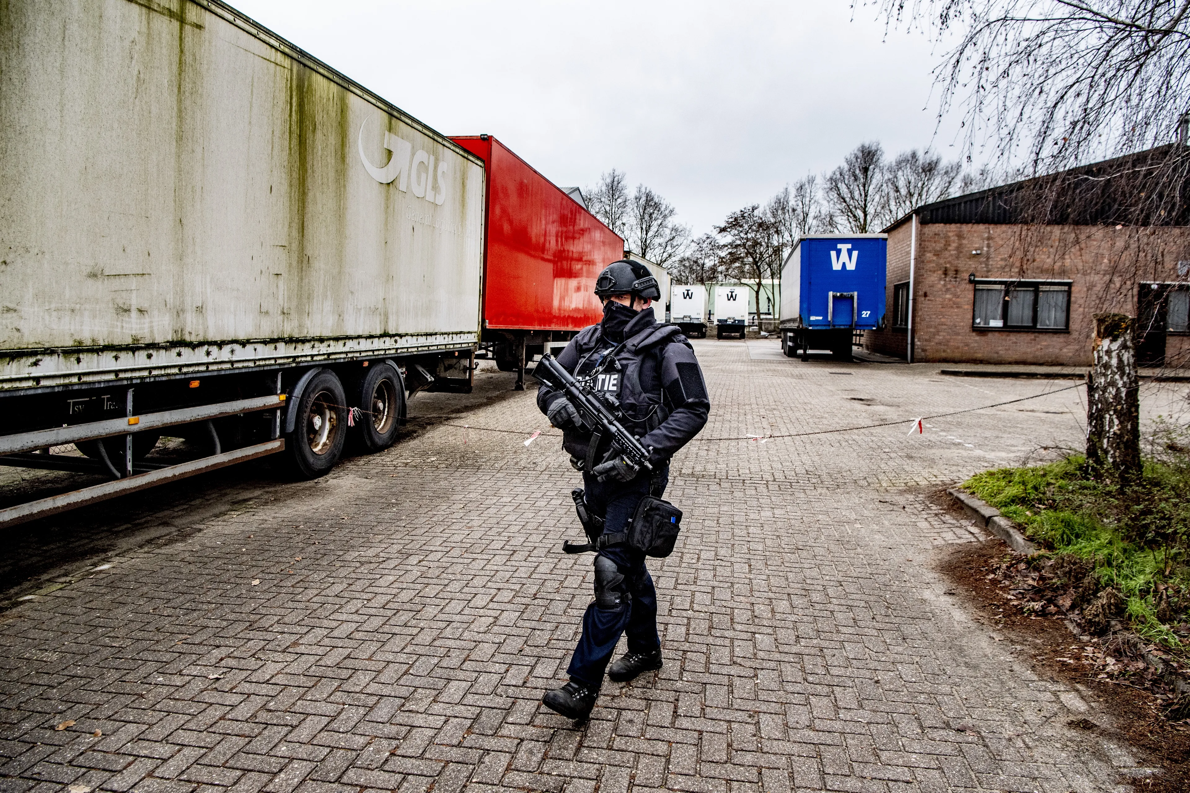 Agenten in kogelwerende vesten rukken uit voor kind met balletjespistool