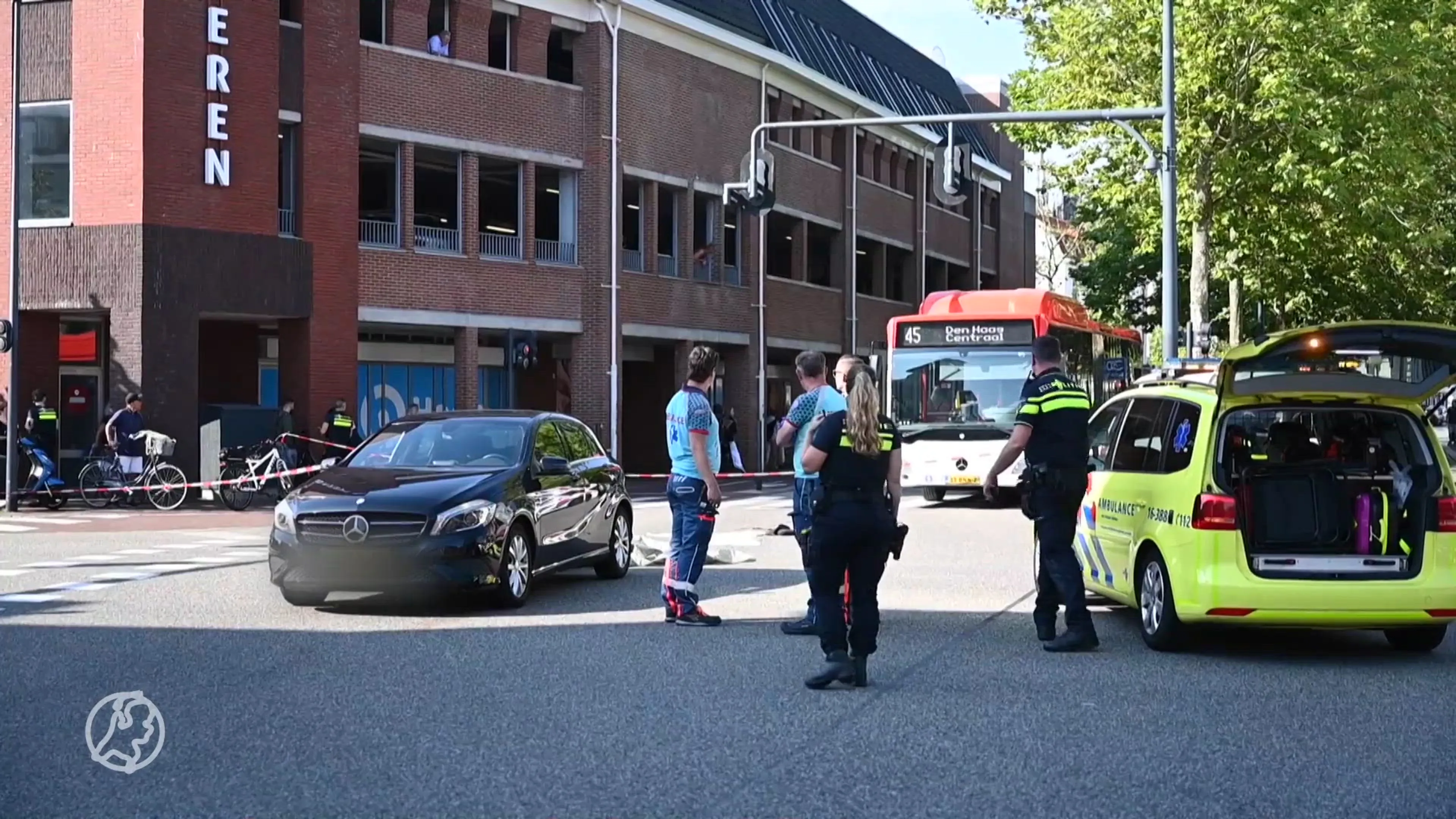 Voetganger (76) overleden na aanrijding met vrachtwagen in Leiden