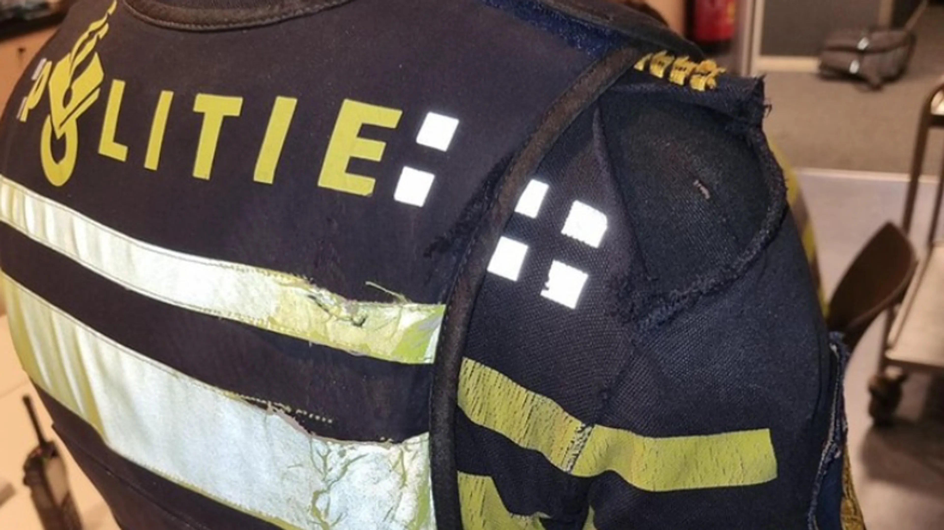 Heldhaftige agent honderden meters meegesleurd bij poging doodslag door automobilist