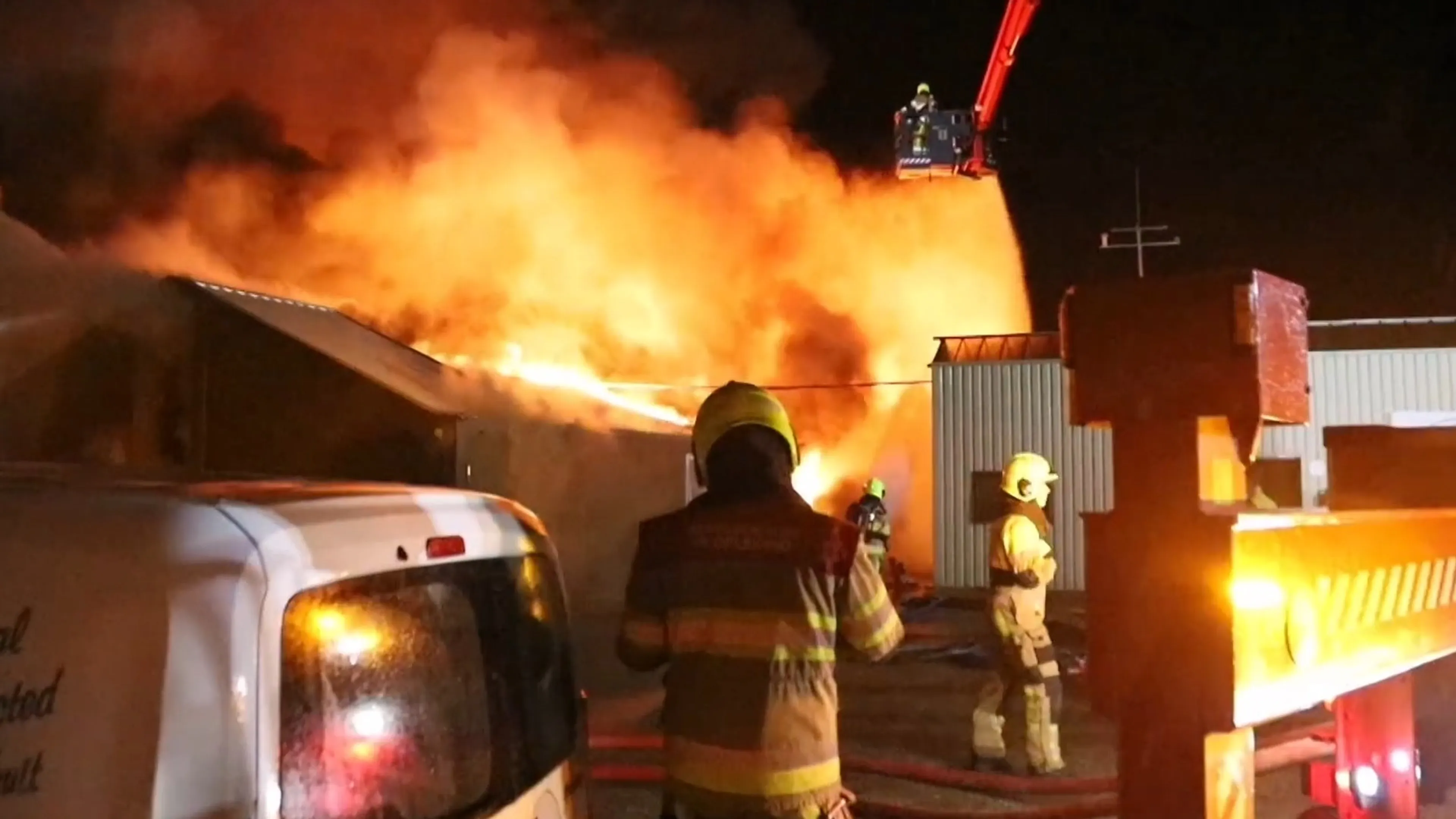 Zeer grote brand in loods Geldermalsen: vlammenzee in wijde omtrek te zien
