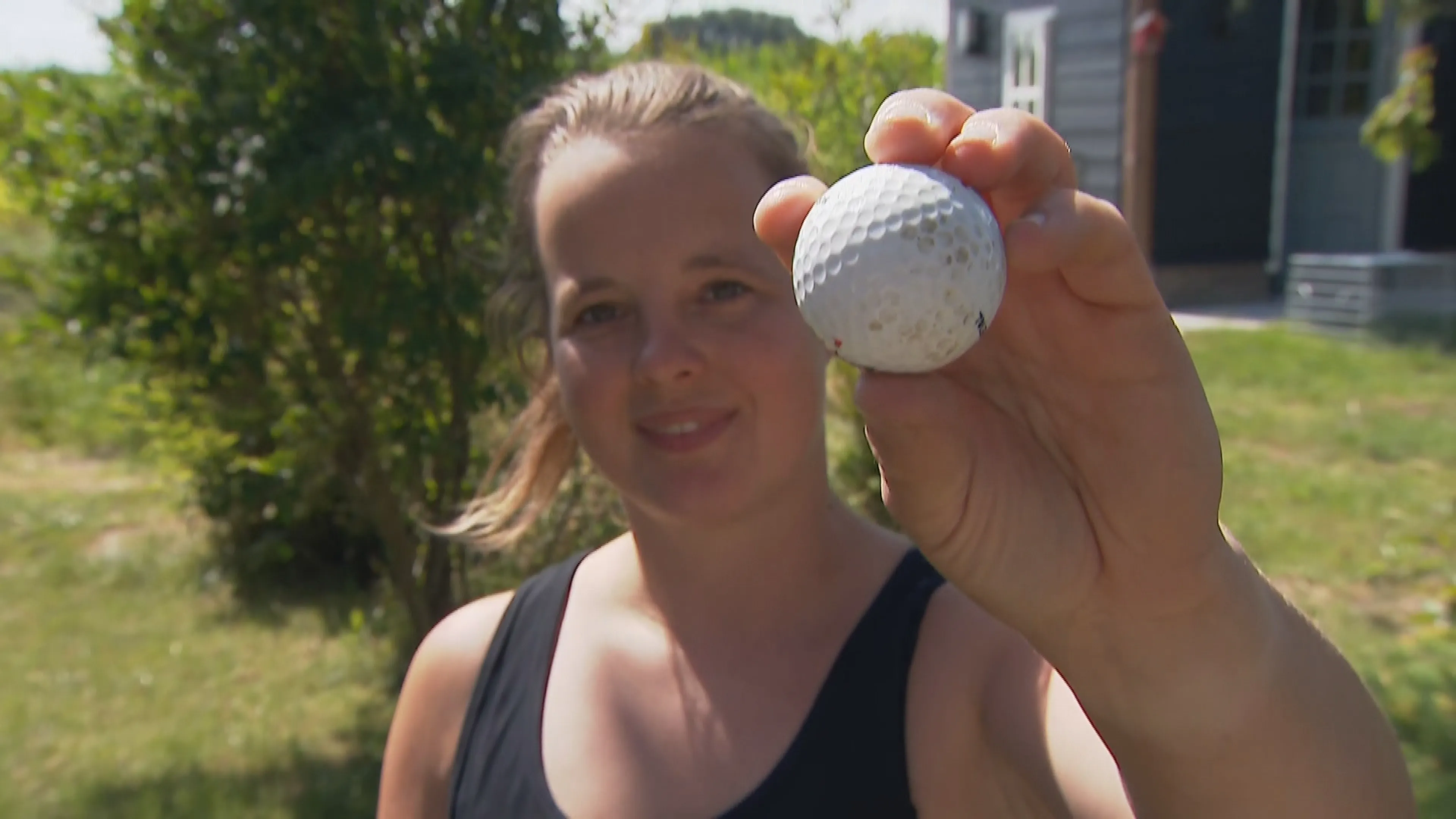 Tuin vol ballen maar geen baan in de buurt: golfbalmysterie in Leermens