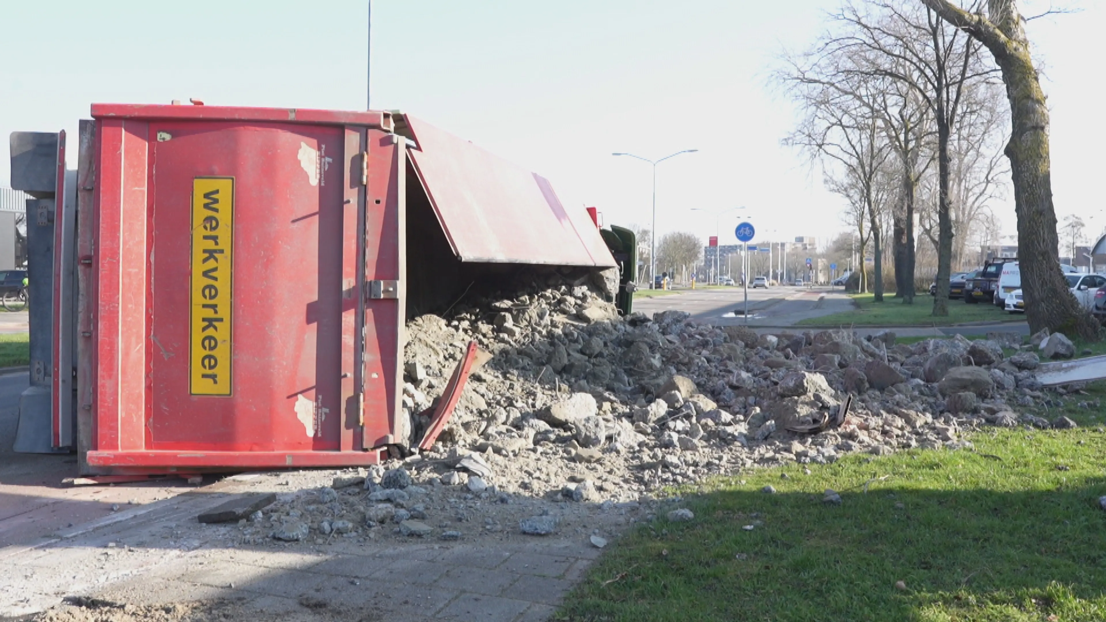 'Vrachtwagen met puin gekanteld in Alkmaar, omstanders helpen chauffeur'