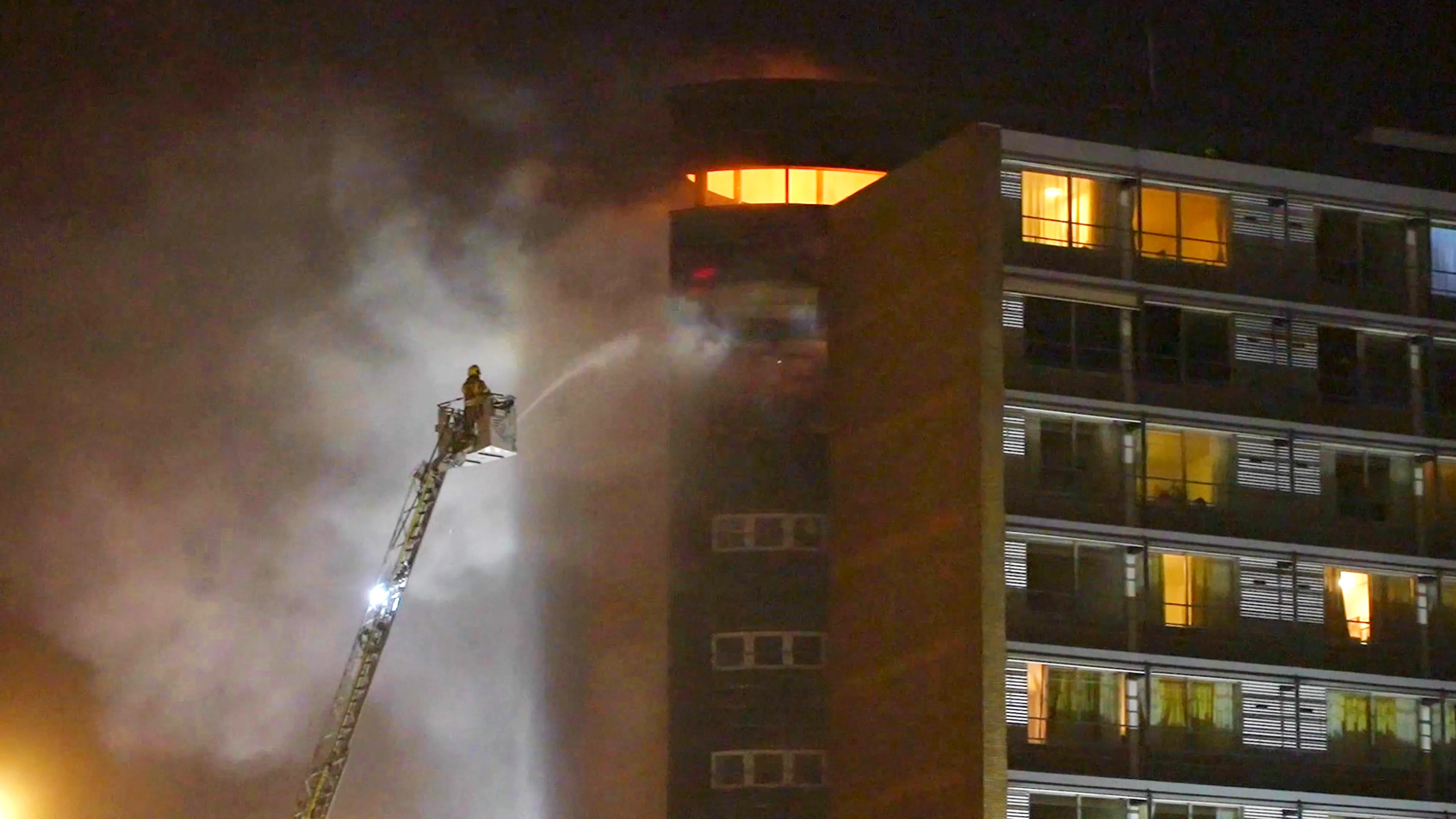 Vier verdiepingen flat Dordrecht onbewoonbaar door felle brand