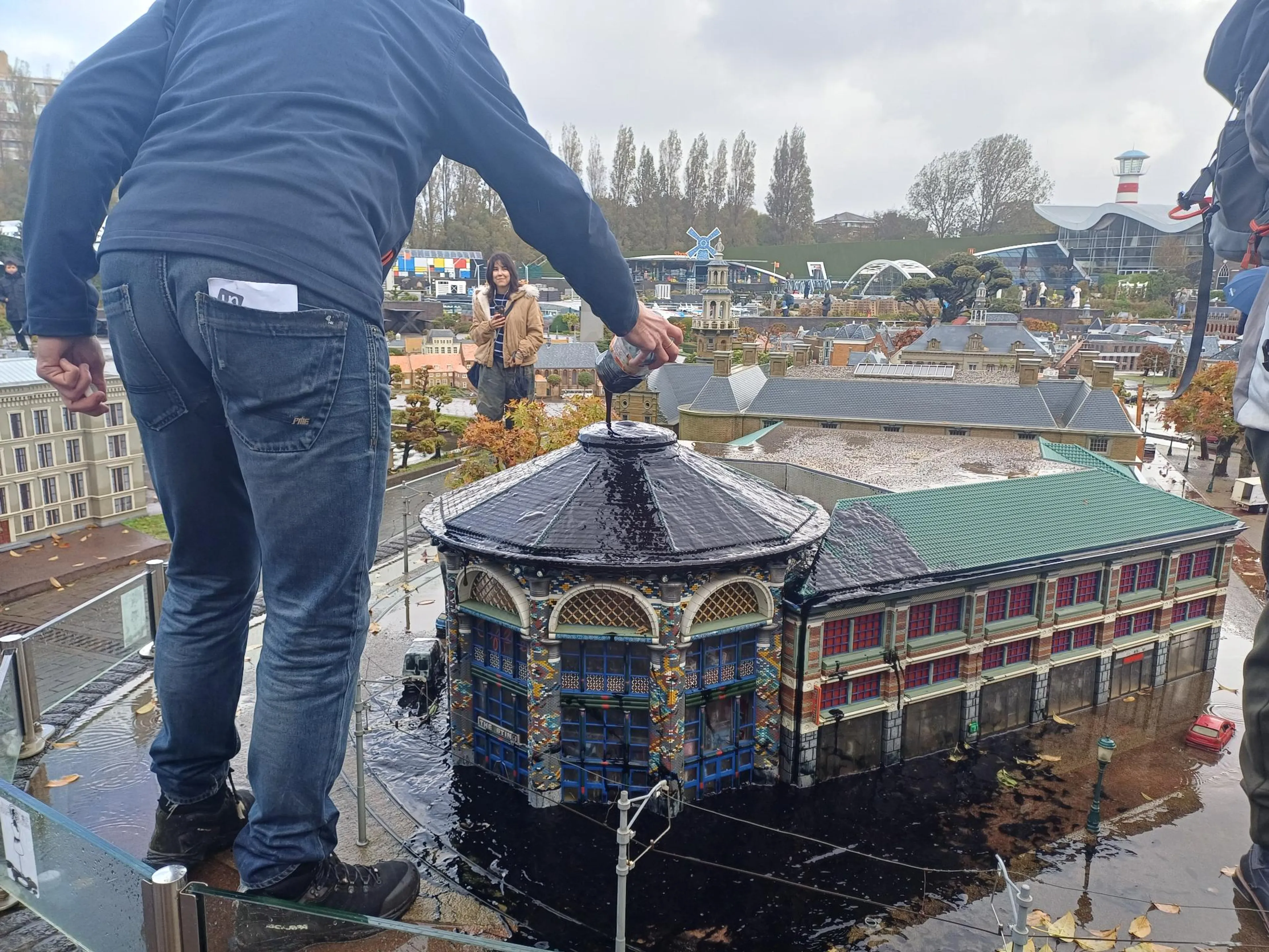 Activisten besmeuren gebouwtje Madurodam, eisen verbreken banden met winkels