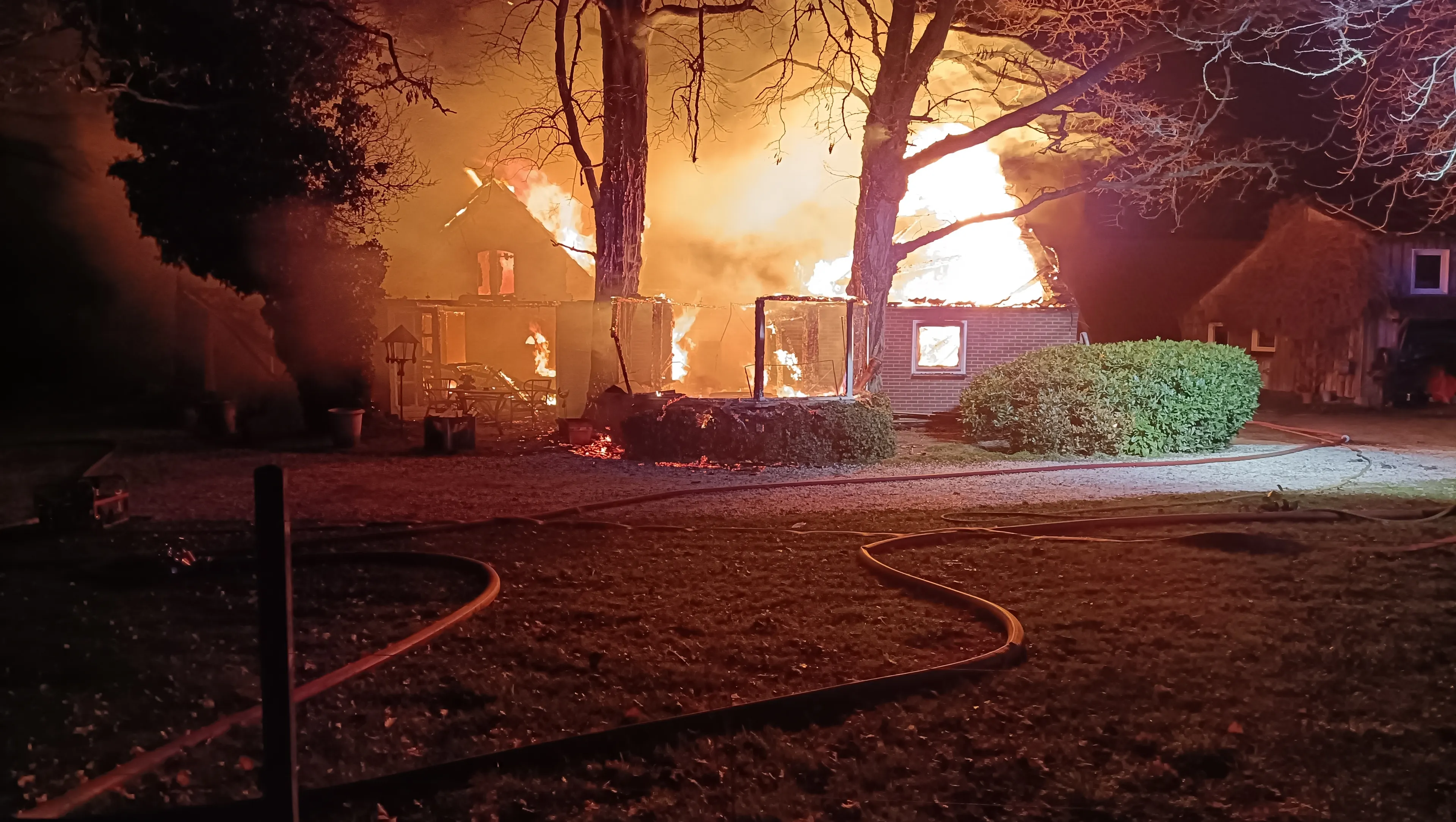Woonboerderij in Silvolde in lichterlaaie, brandweer schaalt op naar zeer grote brand