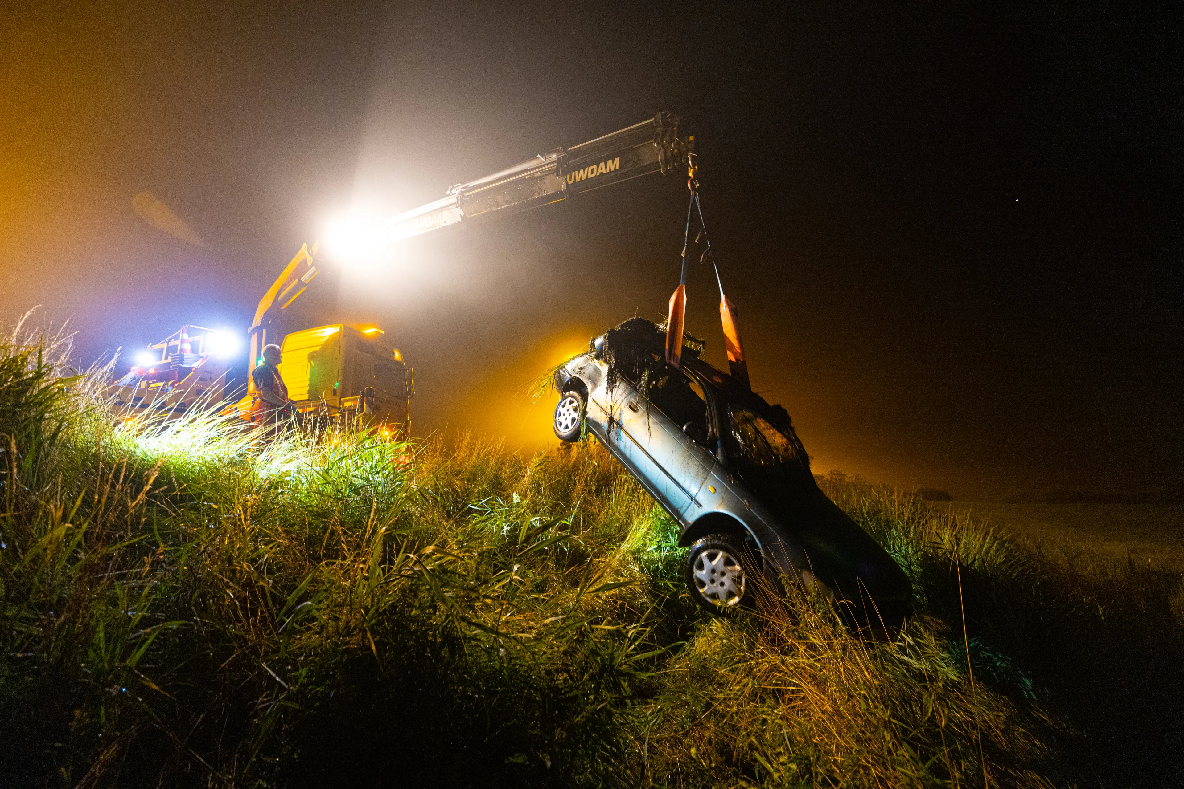Brandweer zoekt met man en macht naar bestuurder van auto in water langs N50