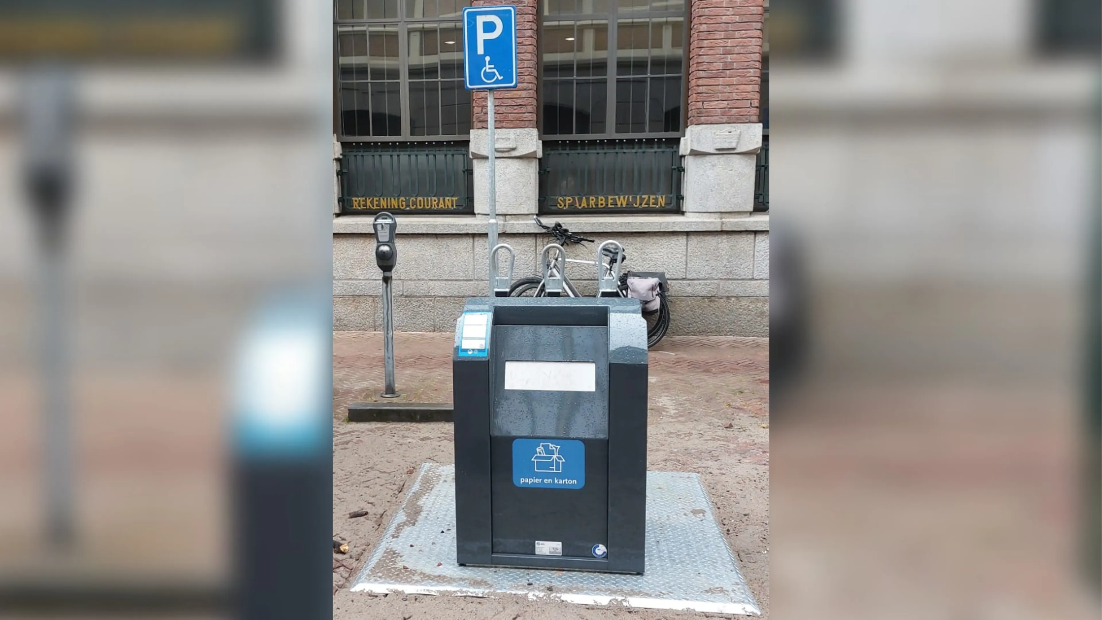 Gemeente Leeuwarden plaatst permanente afvalbak op invalidenparkeerplaats: 'Moeilijk parkeren zo'