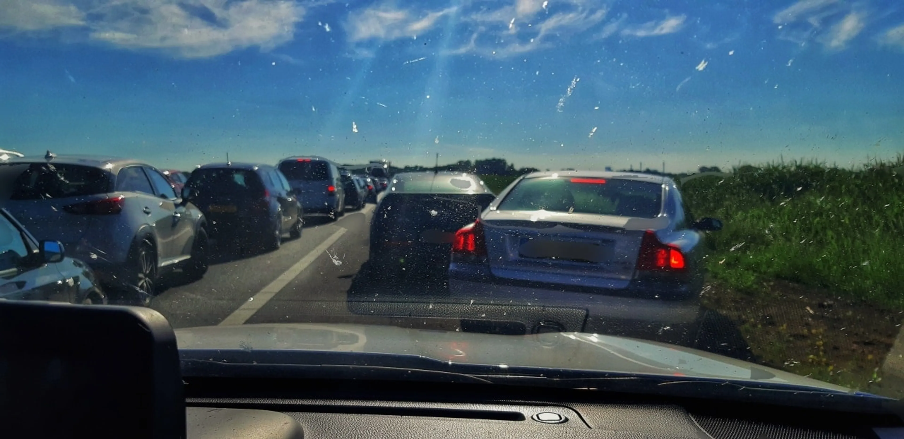 Tientallen auto's op vluchtstrook blokkeren hulpverleners op A59